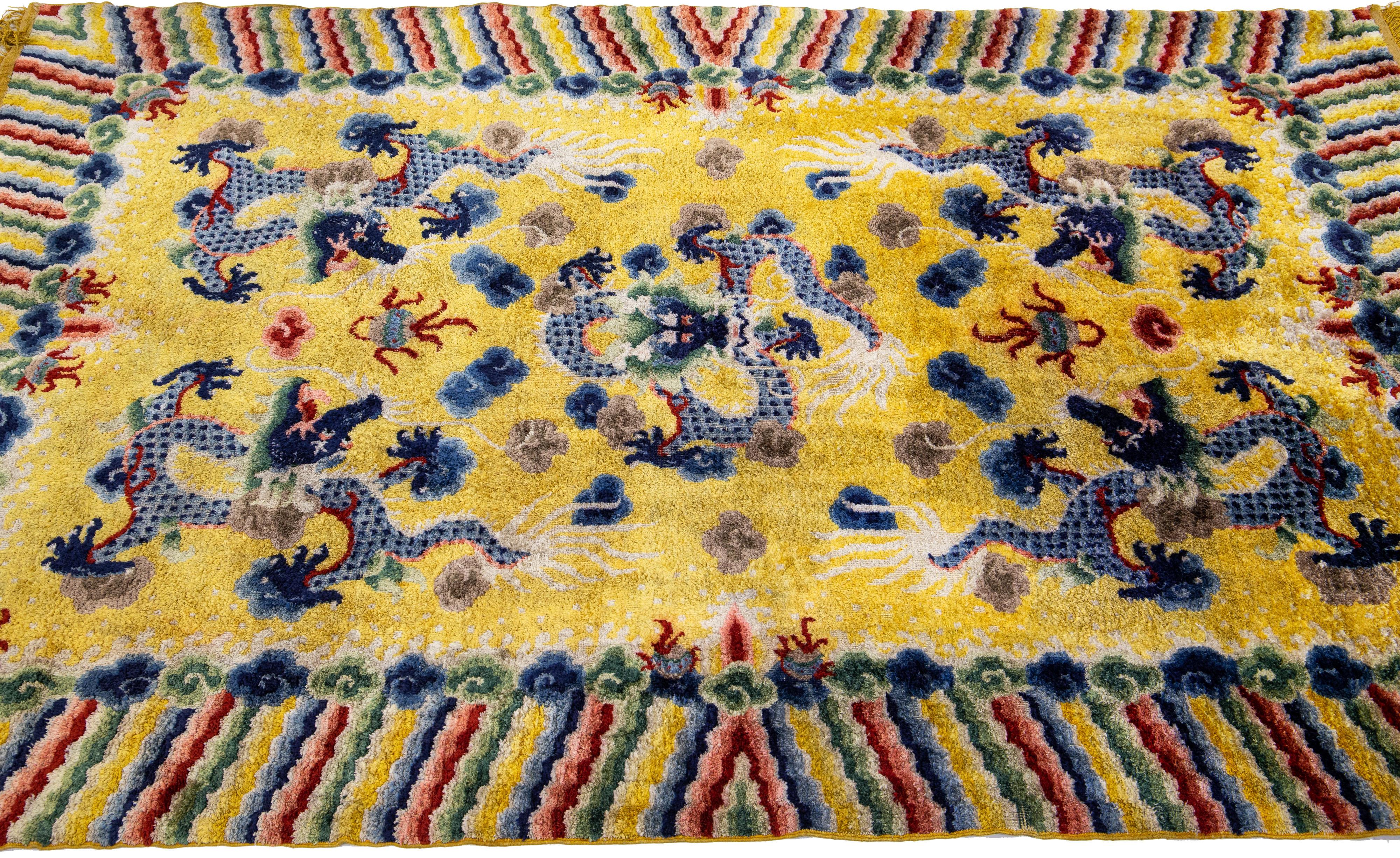 Chinesischer handgefertigter gelber Vintage Pekinger Seidenteppich mit traditionellem Drachenmuster im Zustand „Gut“ im Angebot in Norwalk, CT
