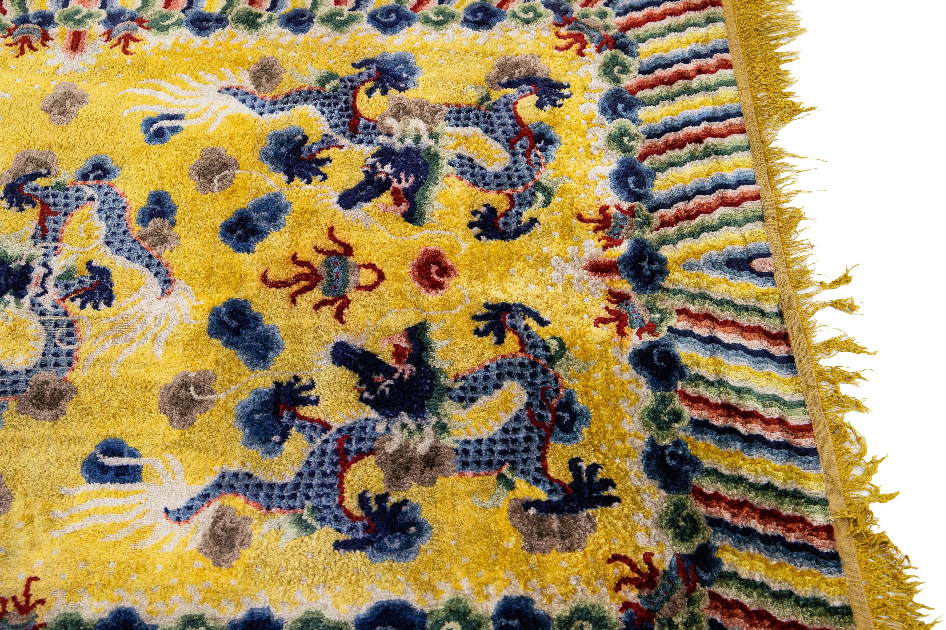 Chinesischer handgefertigter gelber Vintage Pekinger Seidenteppich mit traditionellem Drachenmuster (Mitte des 20. Jahrhunderts) im Angebot