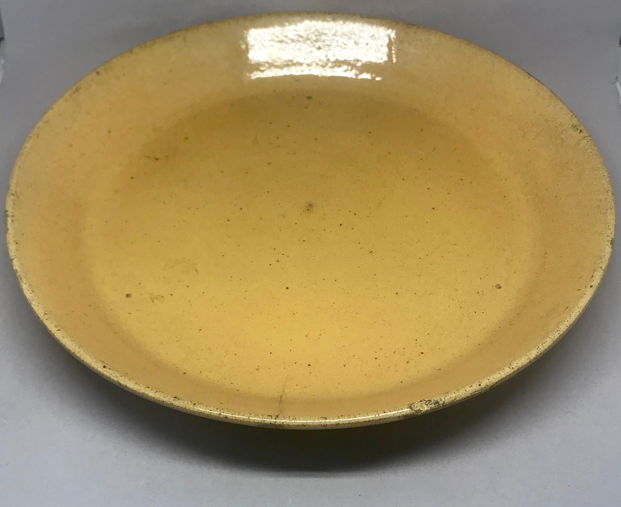 Yellow Ware Rimmed Dish In Good Condition In New York, NY