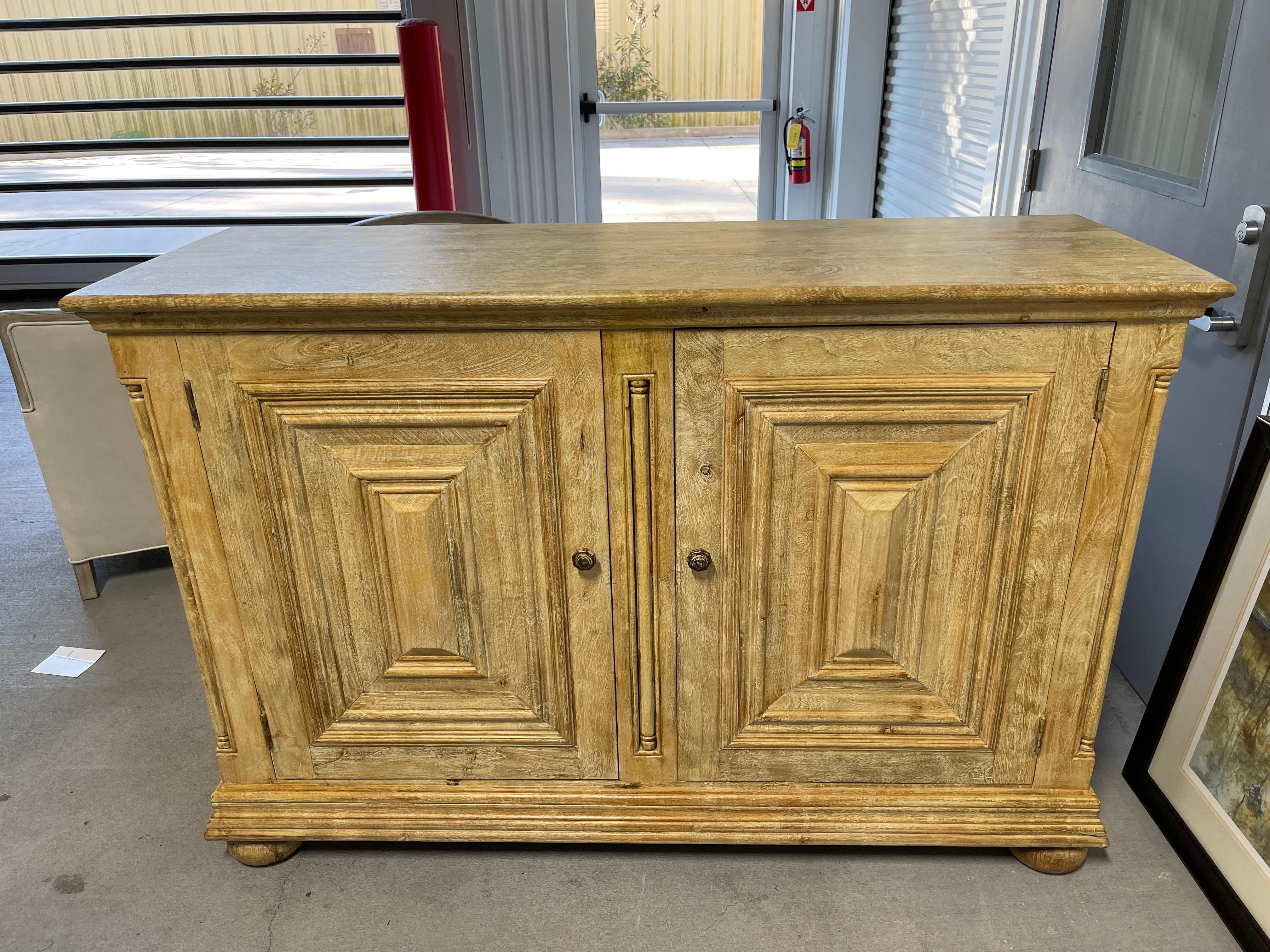 Console ou crédence à deux portes en pin lavé jaune, 21e siècle Bon état - En vente à Savannah, GA