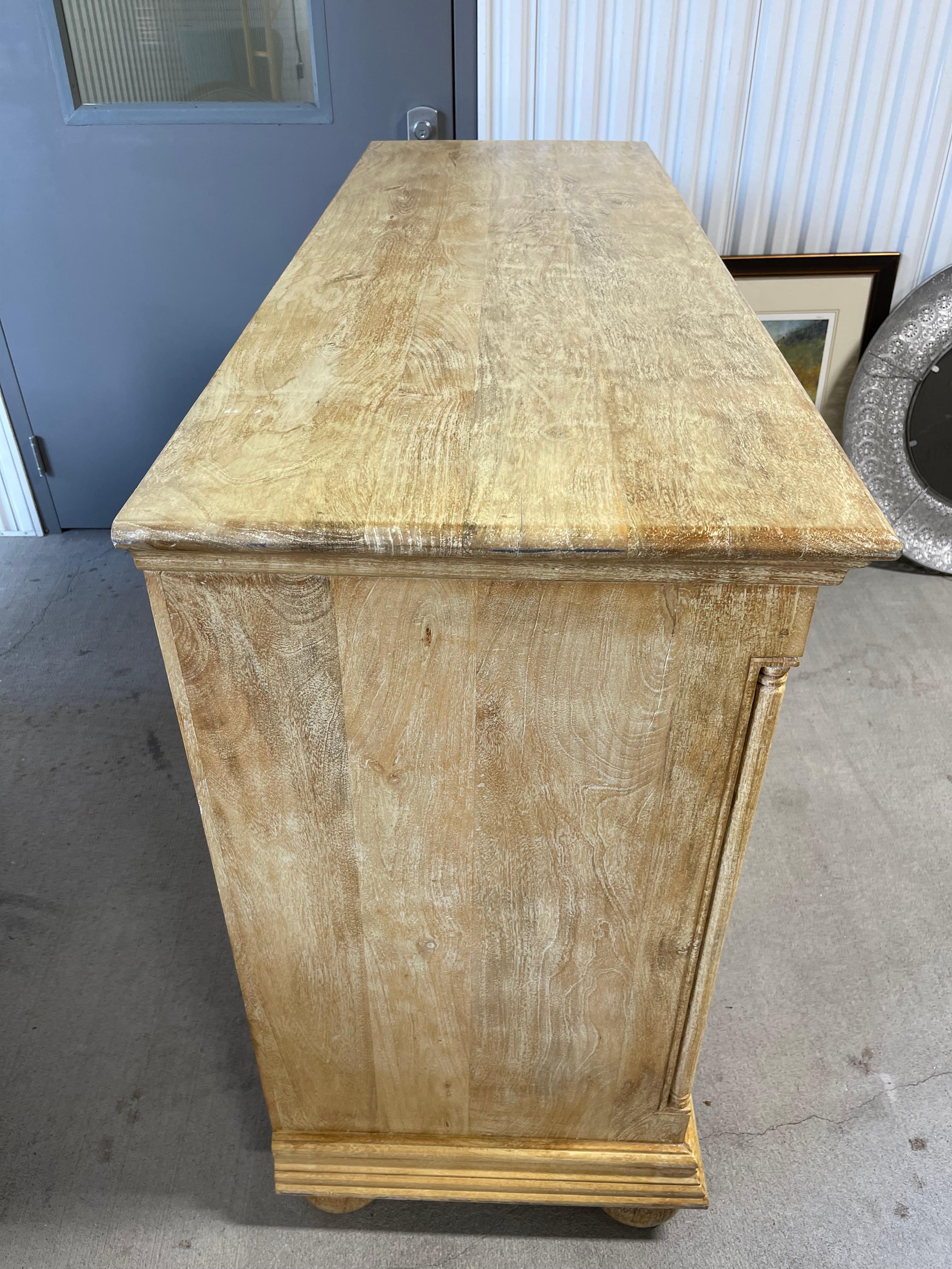 XXIe siècle et contemporain Console ou crédence à deux portes en pin lavé jaune, 21e siècle en vente