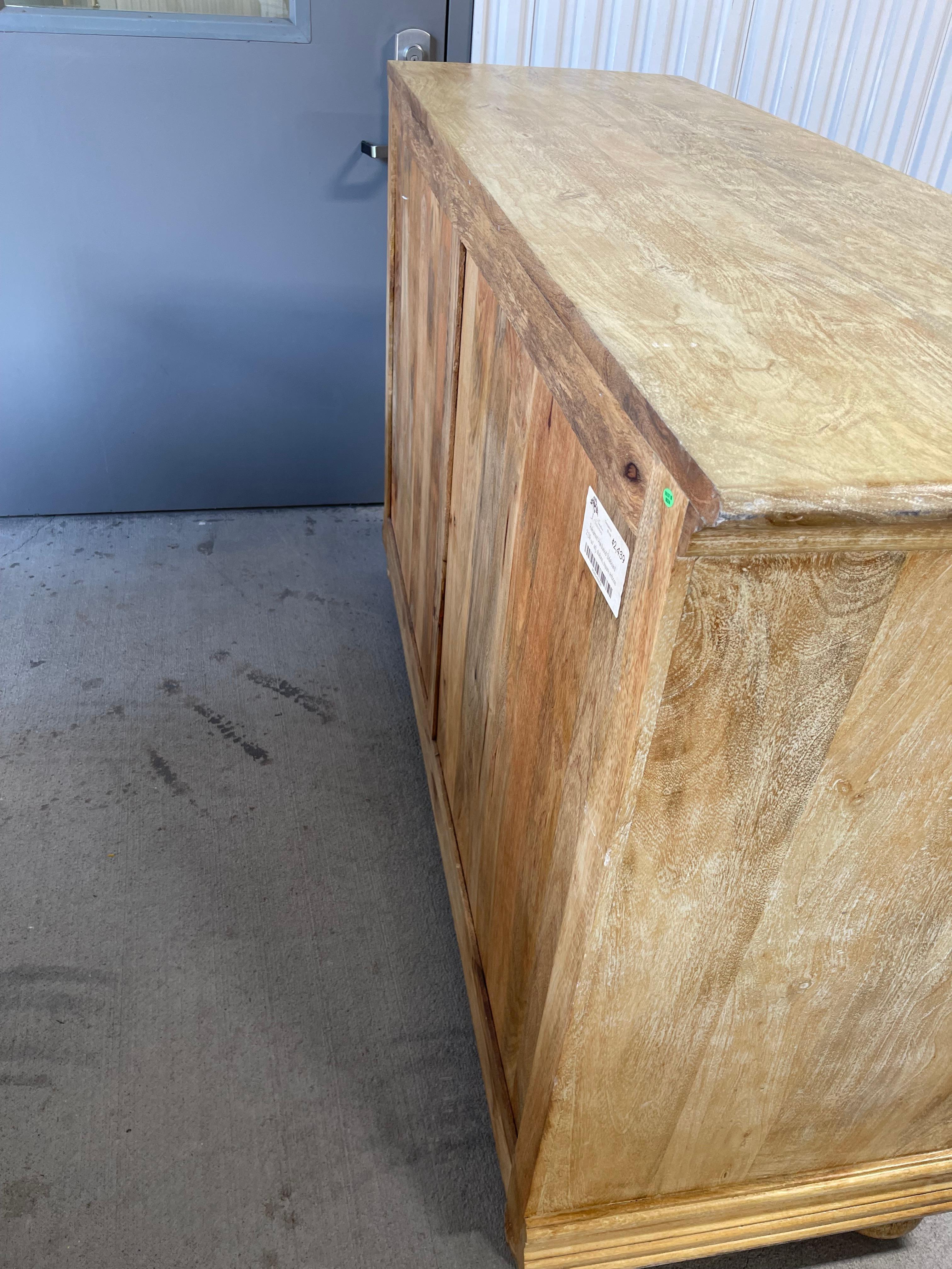 Pin Console ou crédence à deux portes en pin lavé jaune, 21e siècle en vente