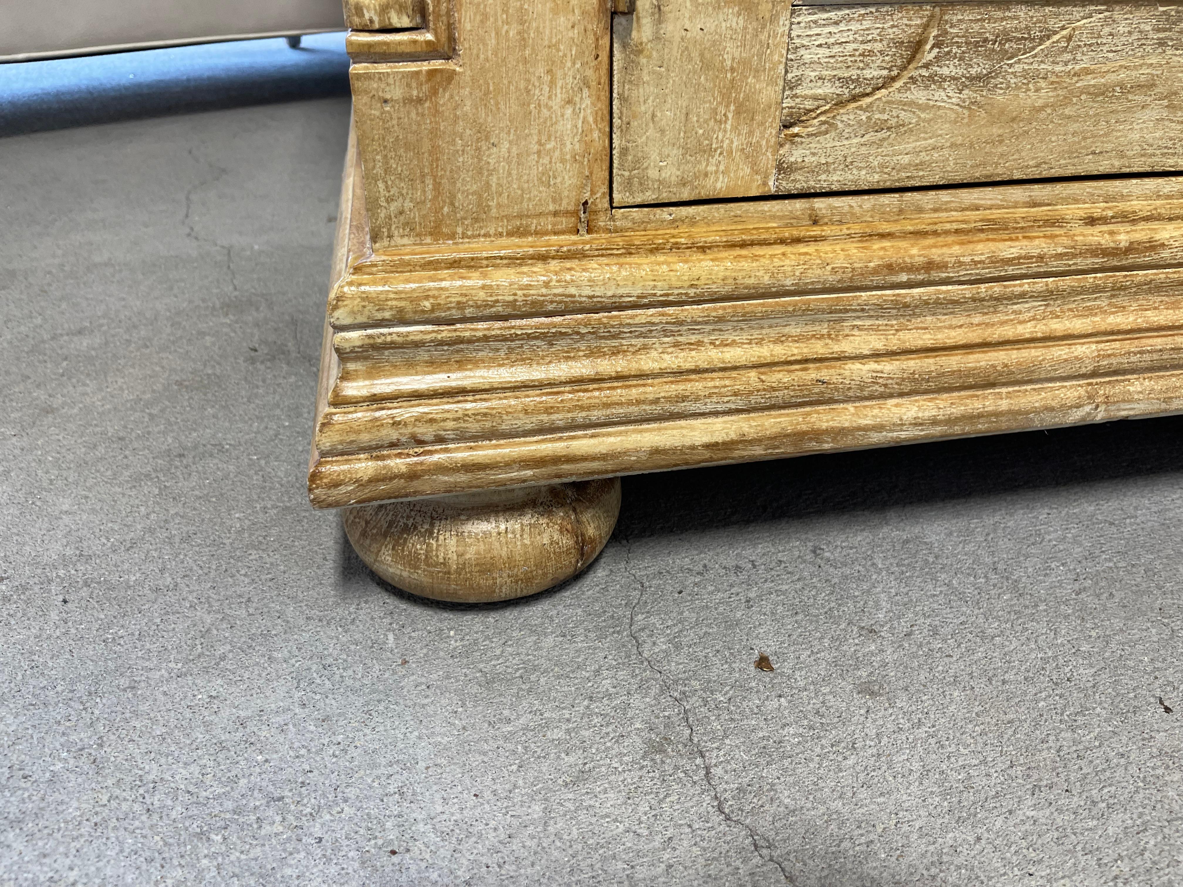 Console ou crédence à deux portes en pin lavé jaune, 21e siècle en vente 1