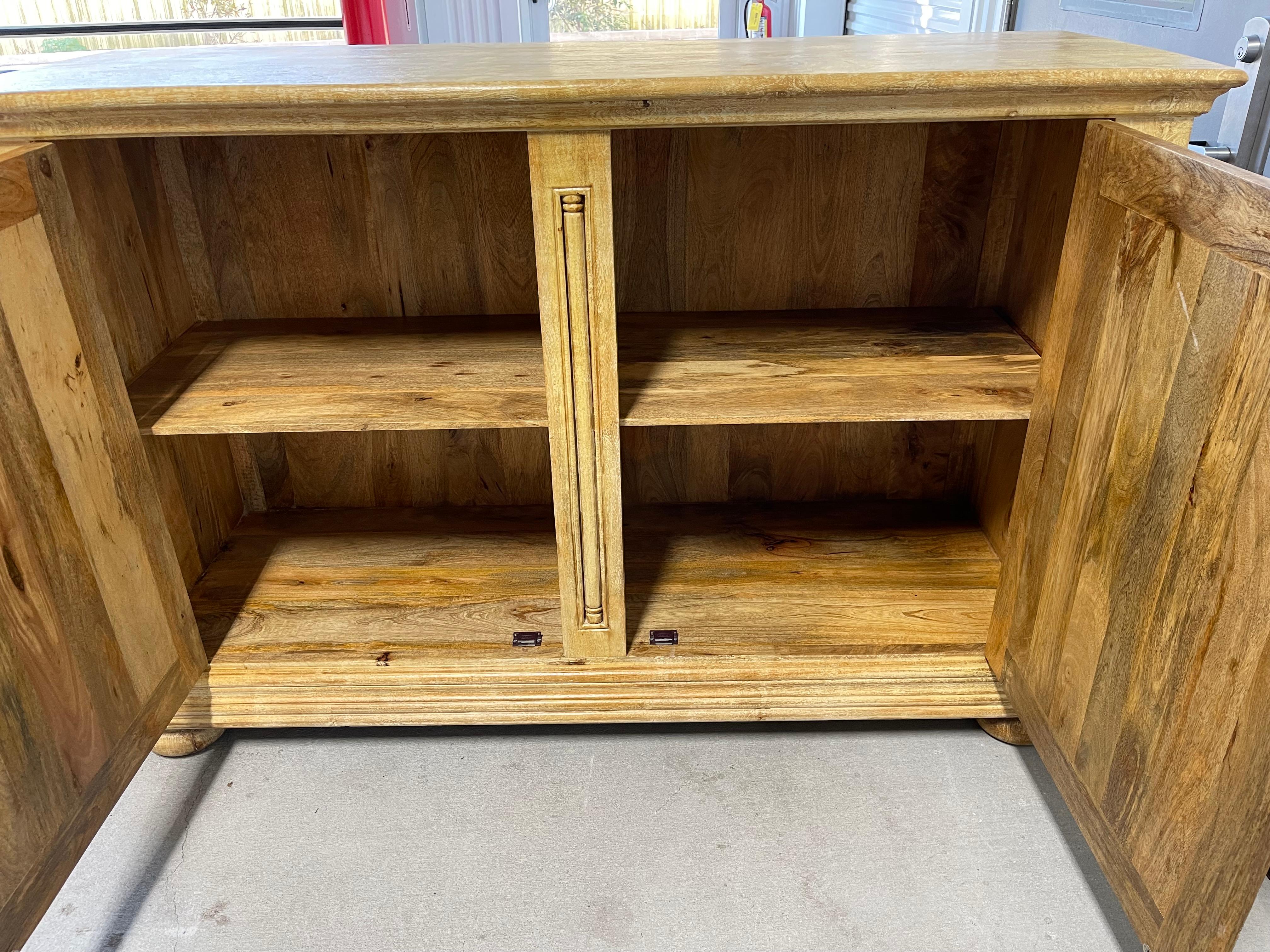 Console ou crédence à deux portes en pin lavé jaune, 21e siècle en vente 2