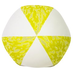 Coussin boule d'inspiration bal de plage jaune et blanc avec velours taillé