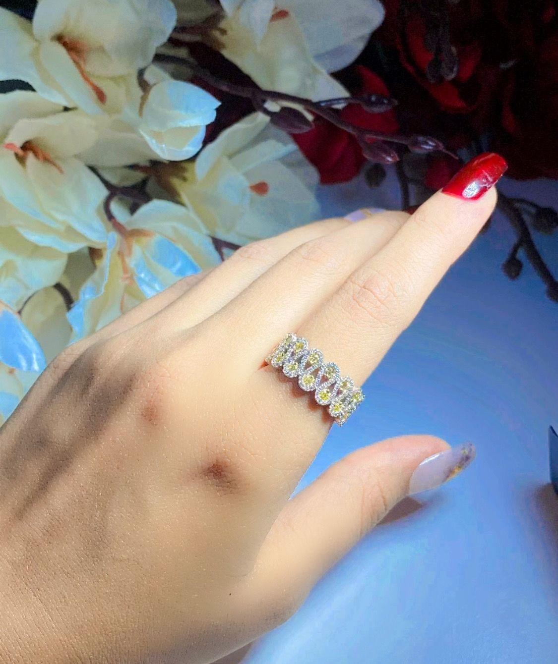 Bague en or blanc 18kt avec diamants
  
  Couleur de l'or et carat : Or blanc 18kt
  Poids : 2.63 grammes
  
  Ensemble avec...
  Type de pierre : Diamants
  Forme : Rond
  Carat : 1.21 (30 pcs)
  Couleur : jaune
  Clarté : -
  
  Pierres