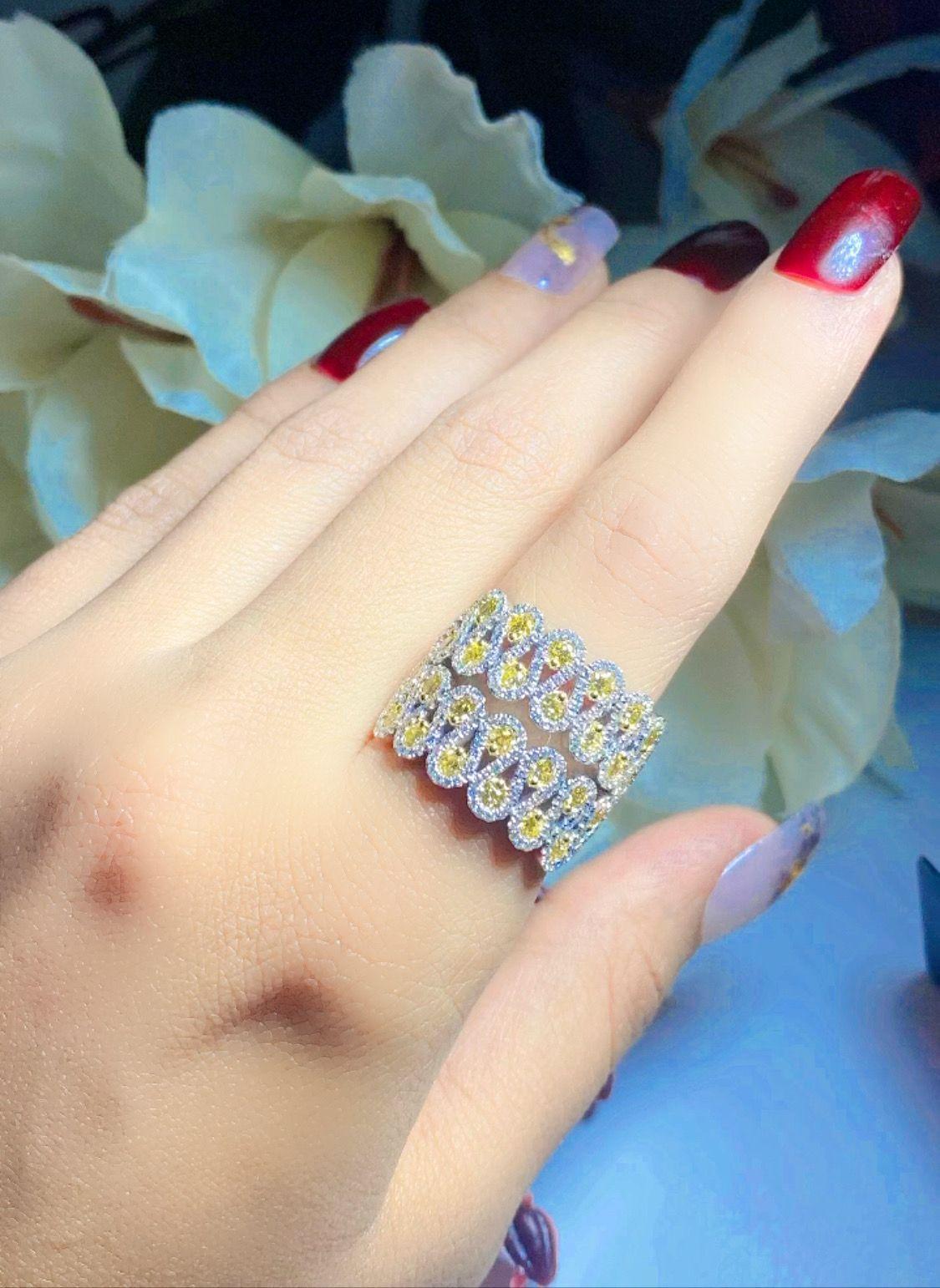 Taille ronde Bague d'éternité diamant jaune et blanc en vente