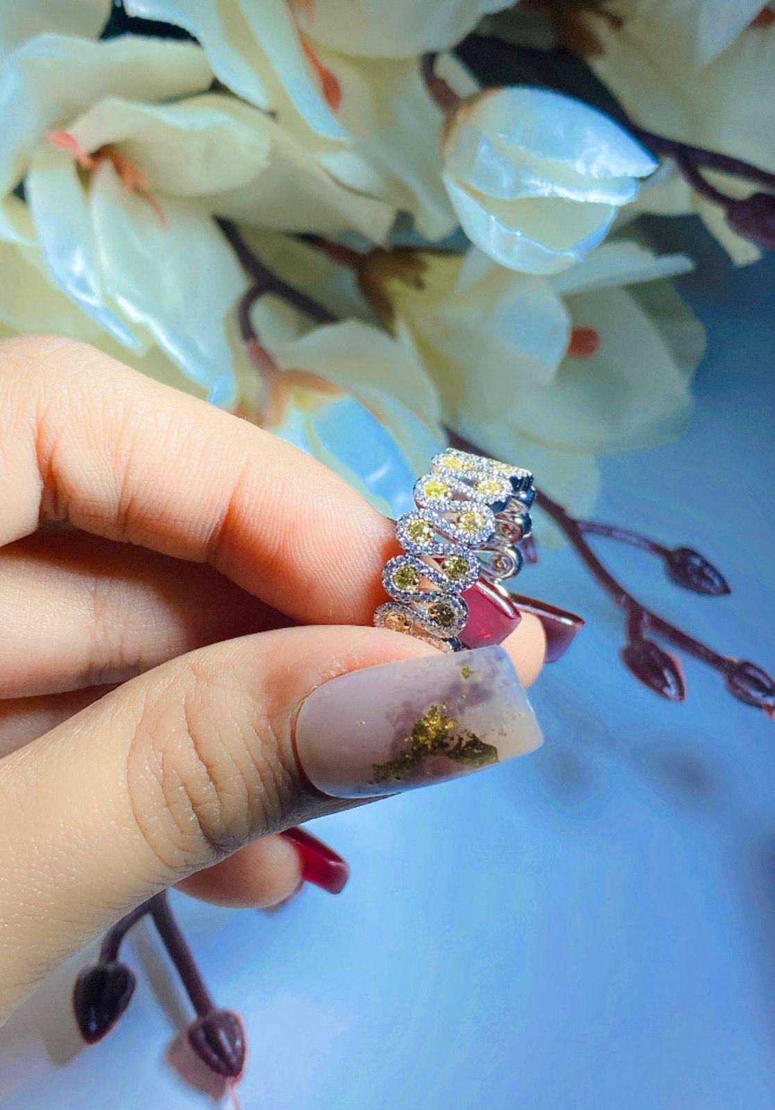 Bague d'éternité diamant jaune et blanc Neuf - En vente à บางรัก, TH