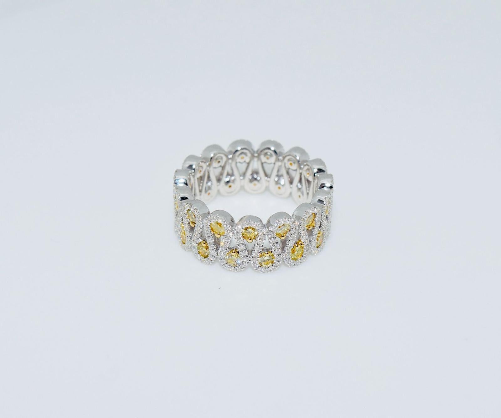 Bague d'éternité diamant jaune et blanc en vente 3