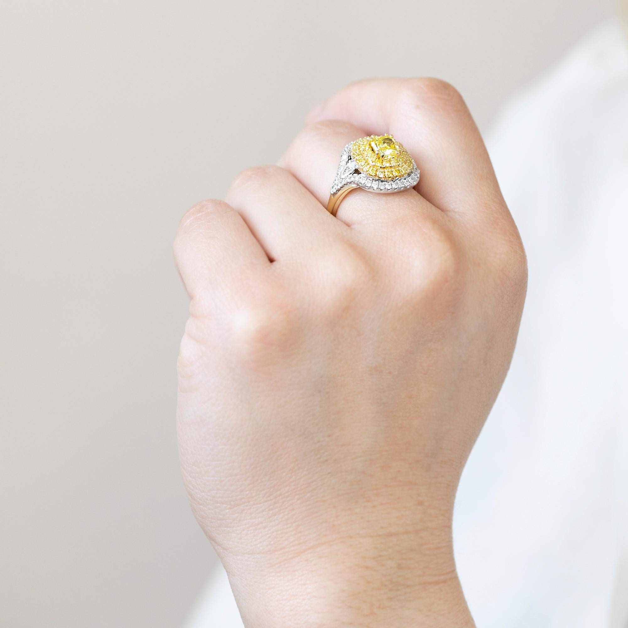 Moderne Bague à diamant jaune et blanc - A Gerard McCabe Amore Design en vente