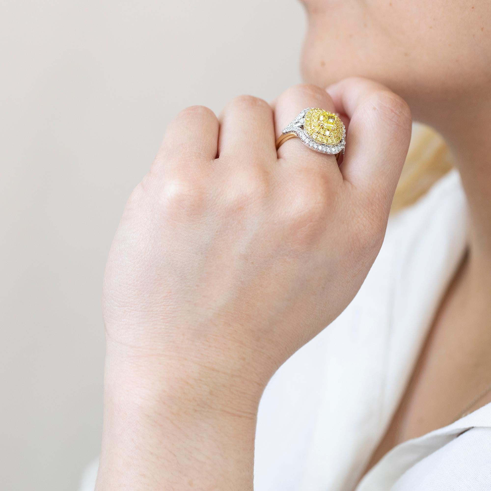 Taille mixte Bague à diamant jaune et blanc - A Gerard McCabe Amore Design en vente