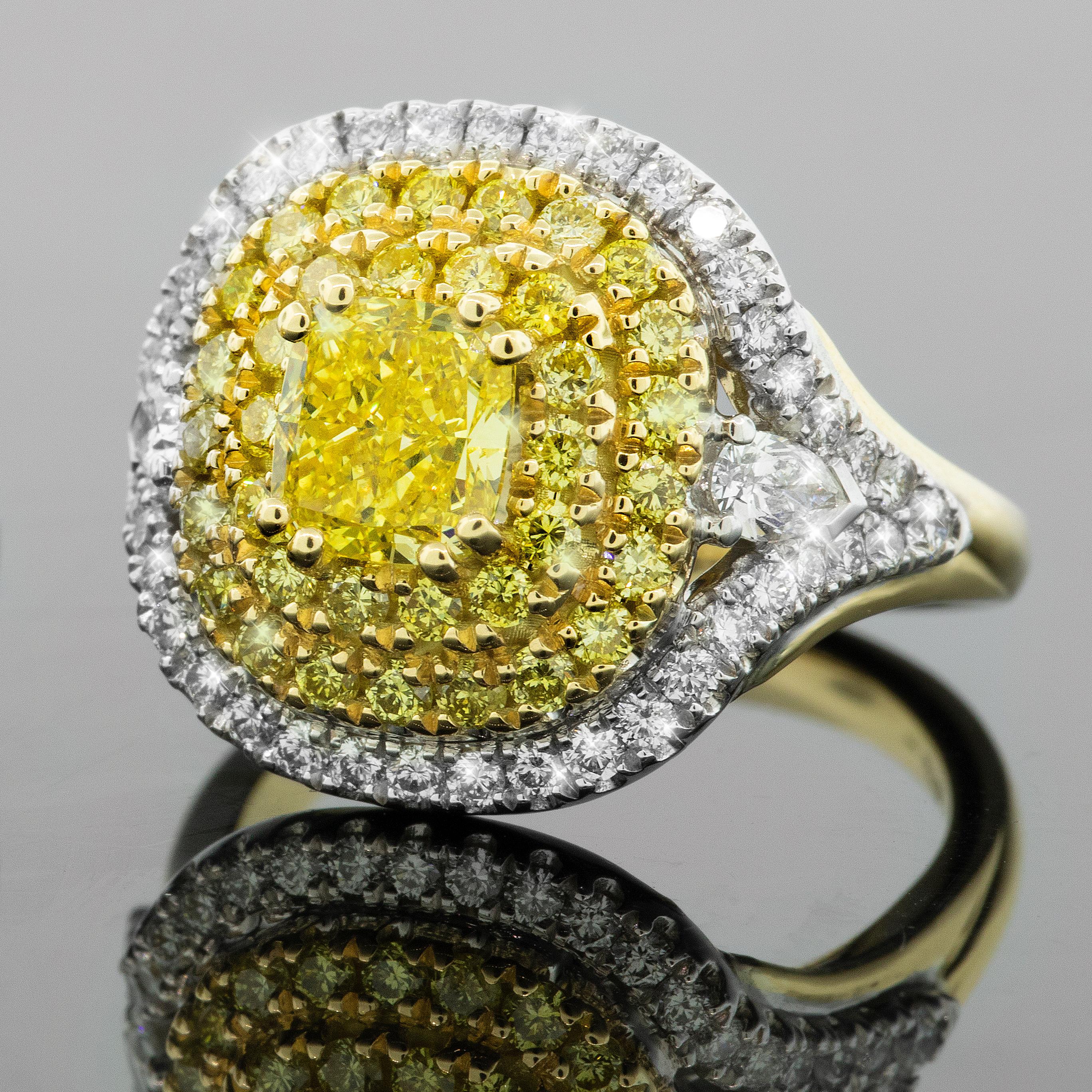 Bague à diamant jaune et blanc - A Gerard McCabe Amore Design en vente 1