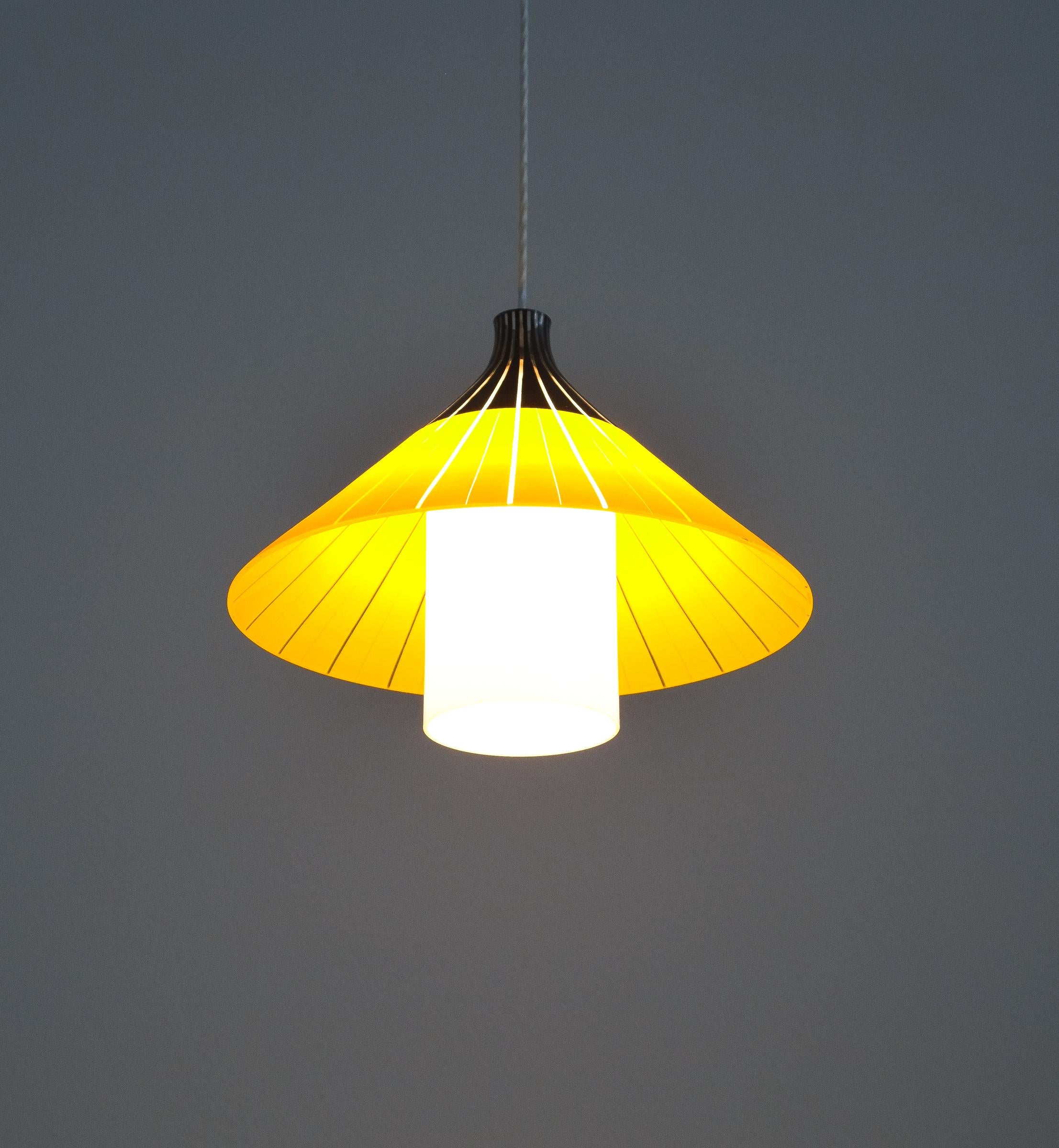 Mid-Century Modern Lampe à suspension en verre jaune et blanc, Italie, vers 1950 en vente