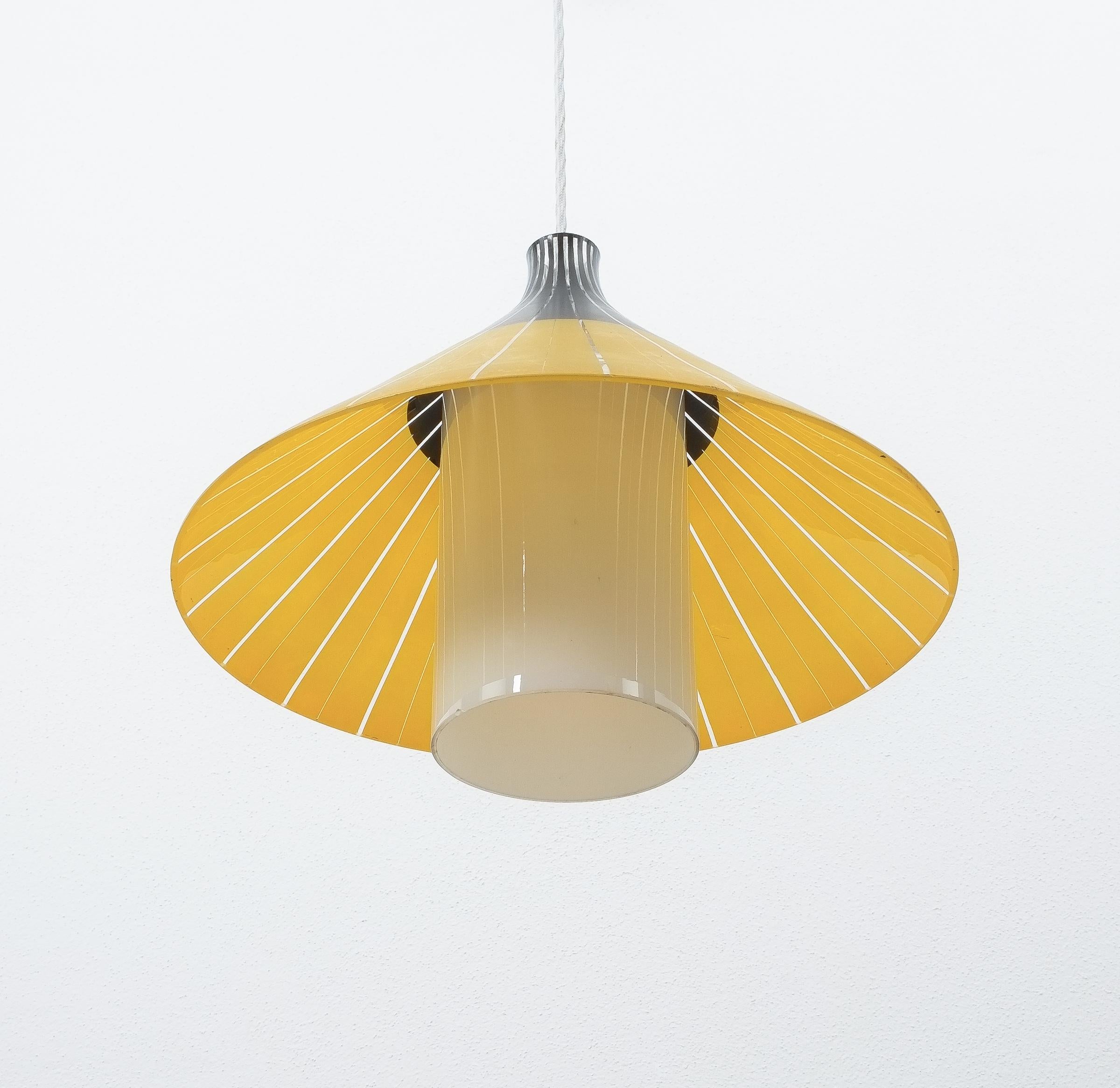 Lampe à suspension en verre jaune et blanc, Italie, vers 1950 Bon état - En vente à Vienna, AT
