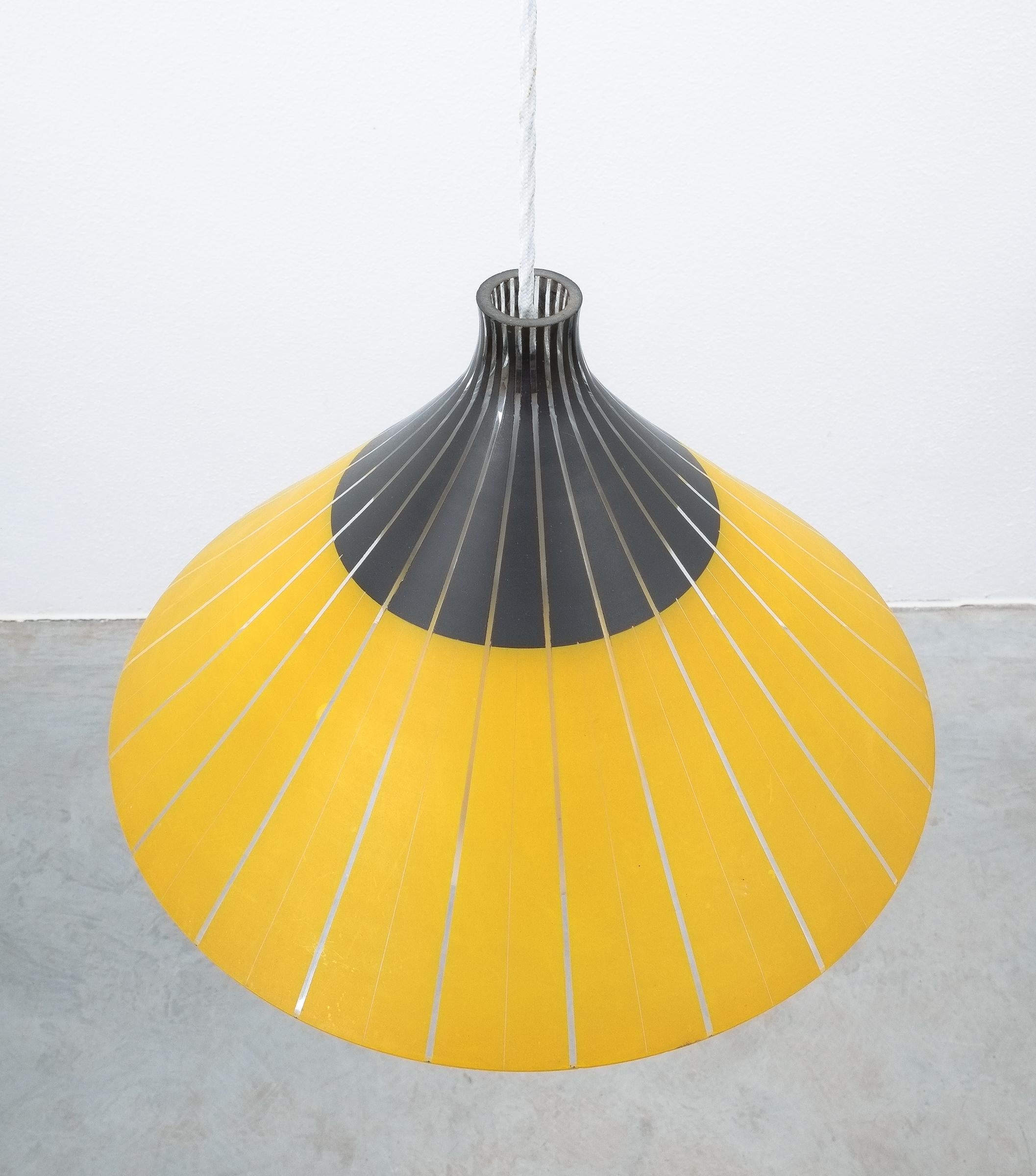 Milieu du XXe siècle Lampe à suspension en verre jaune et blanc, Italie, vers 1950 en vente