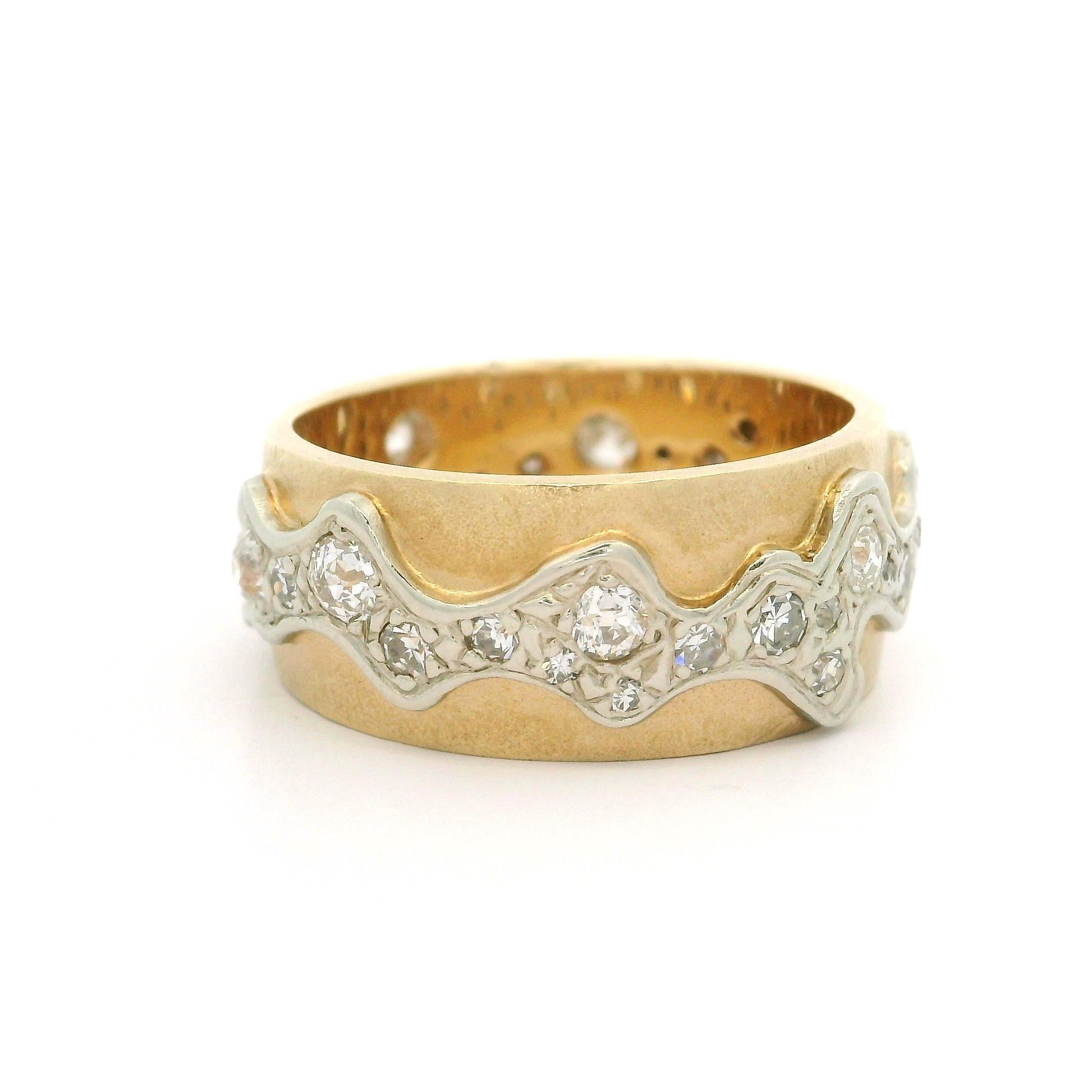 Taglio antico europeo Anello a fascia larga in oro giallo e bianco con diamante vecchio da 0,75 carati e finitura opaca in vendita