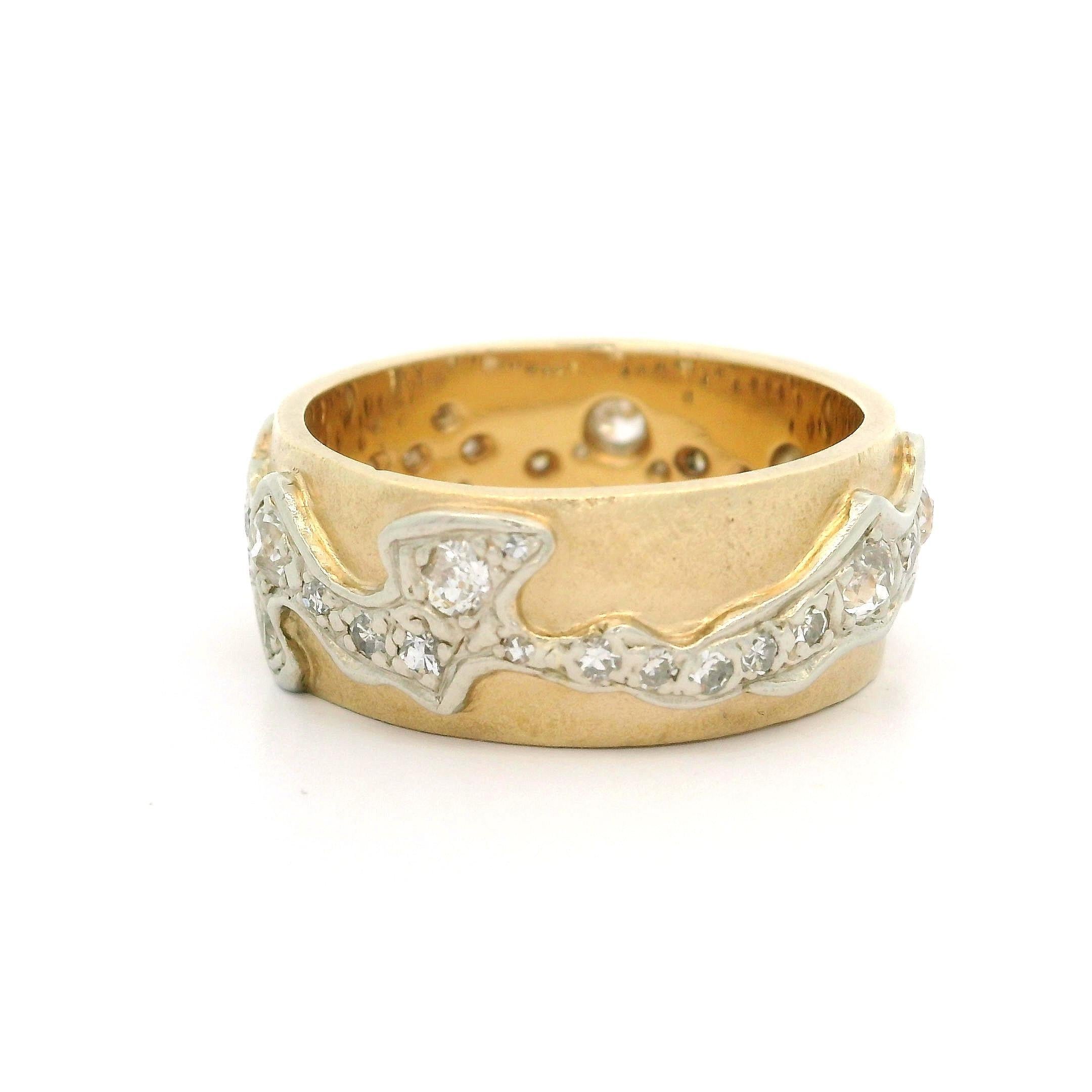 Anello a fascia larga in oro giallo e bianco con diamante vecchio da 0,75 carati e finitura opaca In condizioni ottime in vendita a Montclair, NJ