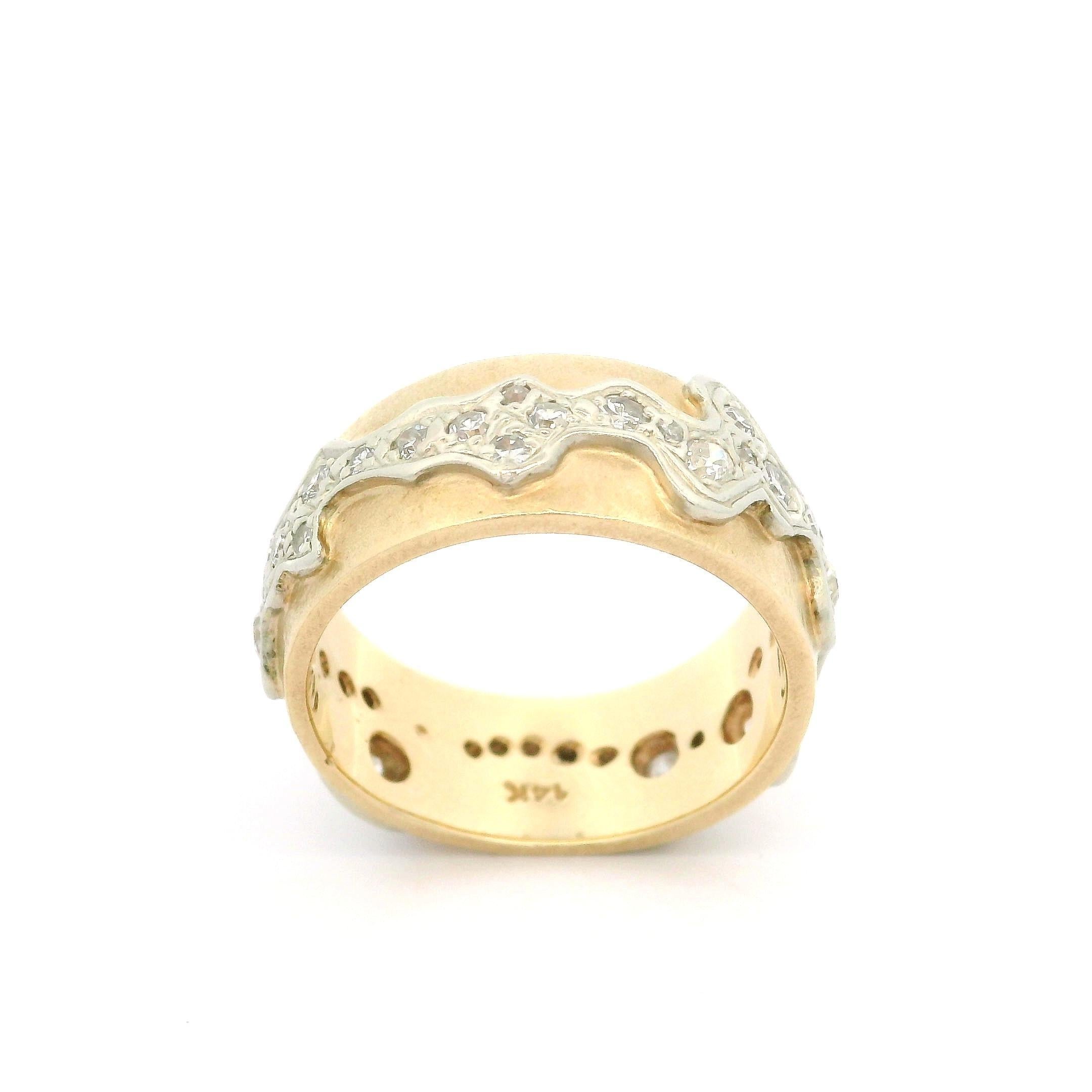 Donna Anello a fascia larga in oro giallo e bianco con diamante vecchio da 0,75 carati e finitura opaca in vendita