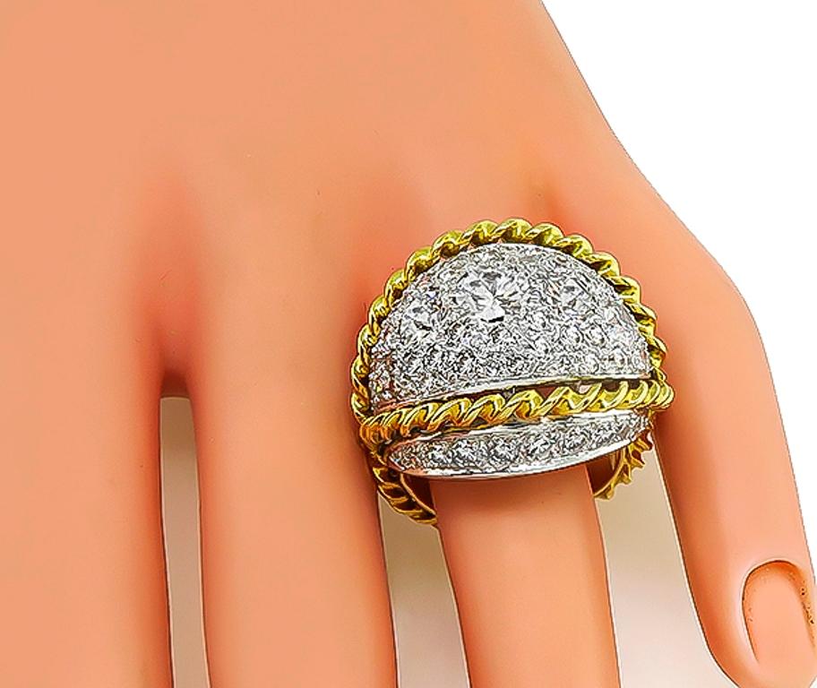 Taille ronde Bague cocktail en or jaune et blanc avec diamants en vente