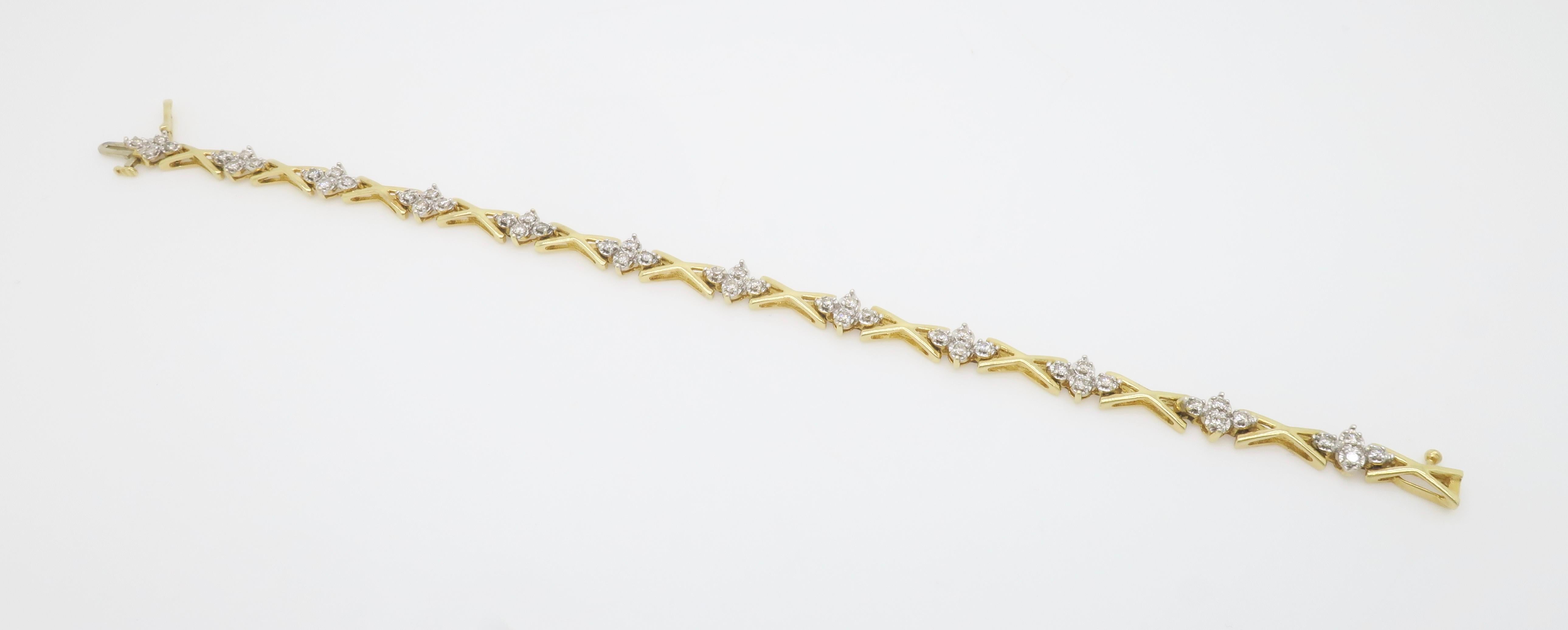 Bracelet complexe en or jaune avec des diamants extraits de la terre. 

Pierre précieuse : Diamant extrait de la terre 
Poids en carats du diamant : 1.25CTW 
Taille du diamant : Taille Brilliante Ronde 
Couleur : F-H
Clarté : VS1-SI1
Métal : Or