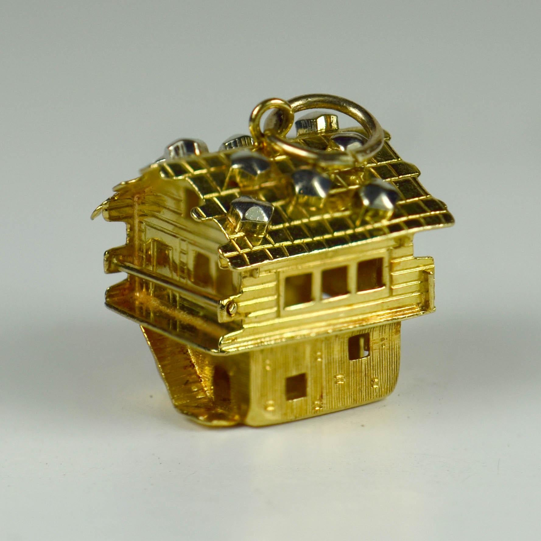 A delightful three-dimensional charm pendant depicting a ski chalet or lodge in 18 karat yellow gold with white gold details.

Marked 750 for 18 karat gold and European manufacture, with unknown makers mark CHN.

Measurements: 1.5 x 1.5 x
