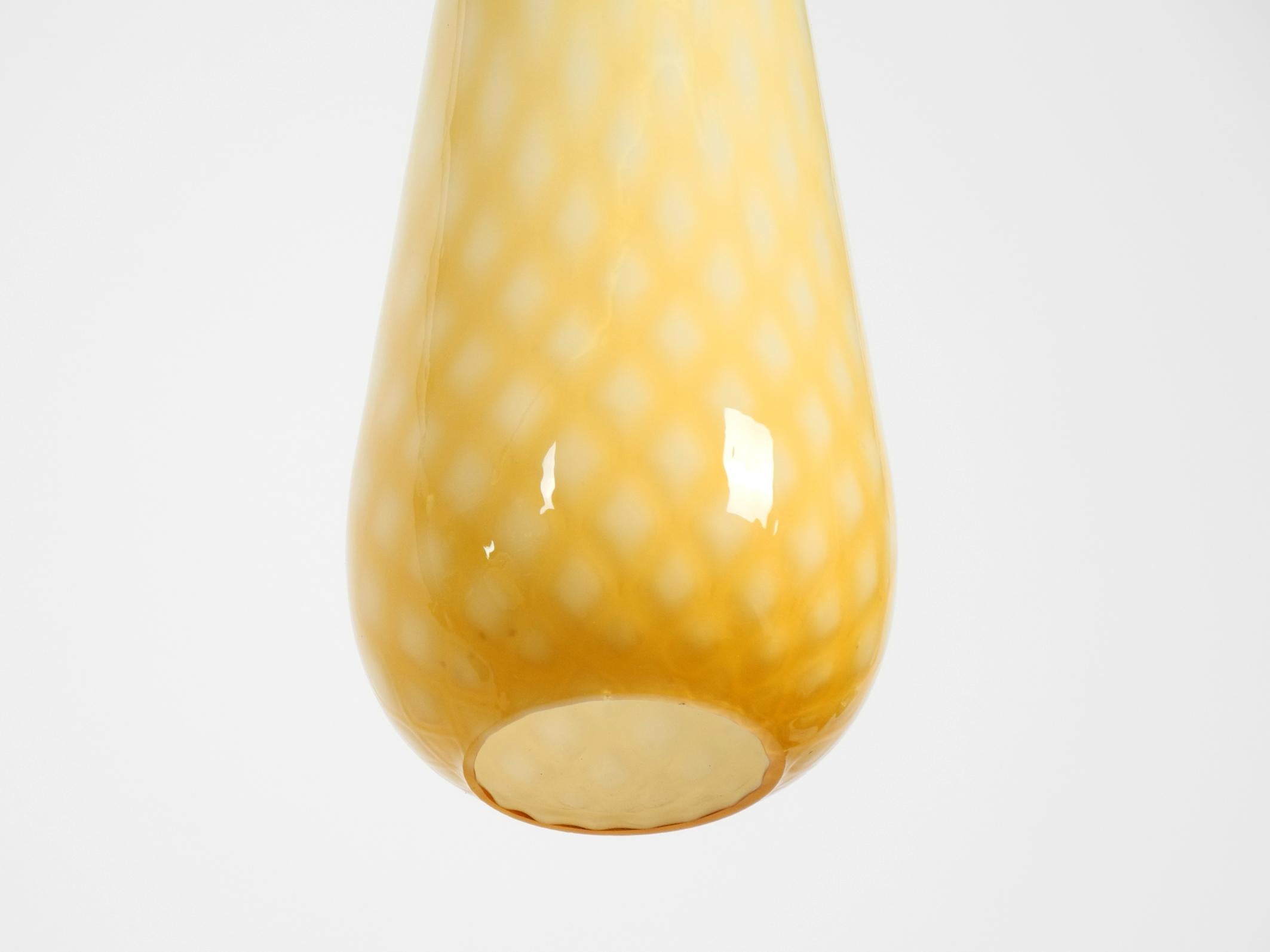 Lampada a sospensione in vetro di Murano giallo e bianco della metà del secolo scorso dal design raro In condizioni buone in vendita a München, DE