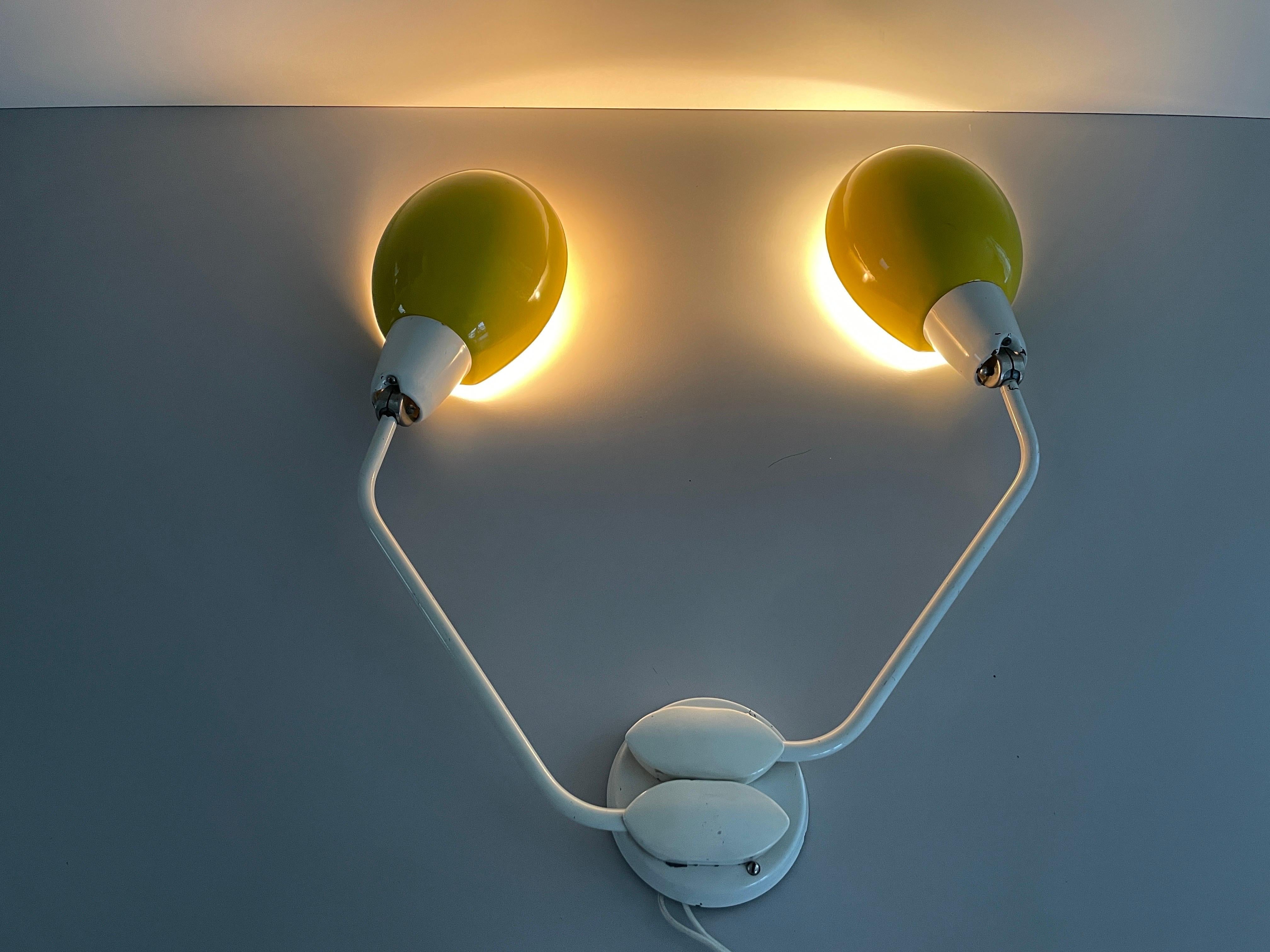 Grande applique simple à double abat-jour en métal blanc et jaune, années 1950, Italie en vente 3
