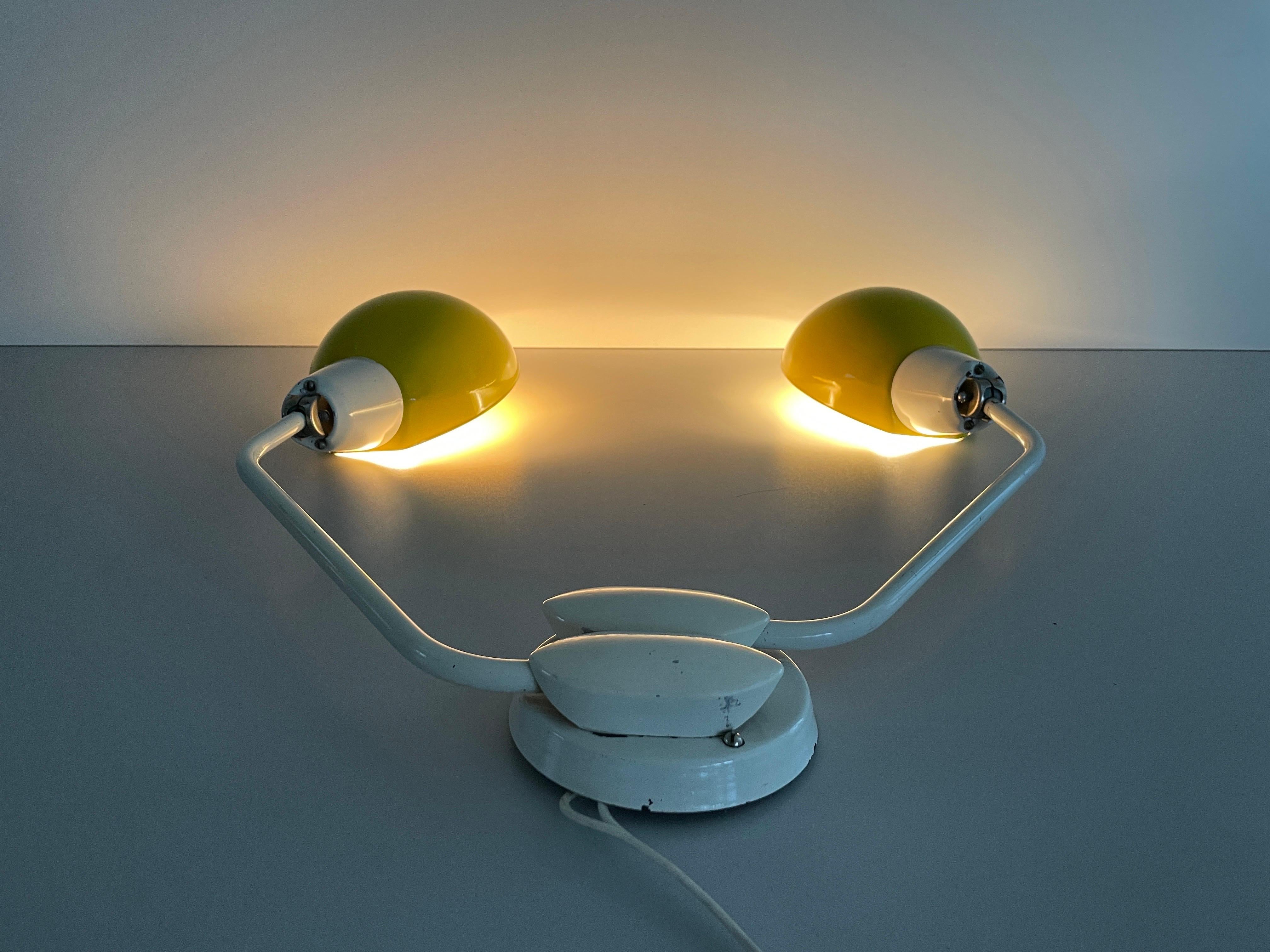 Grande applique simple à double abat-jour en métal blanc et jaune, années 1950, Italie en vente 4