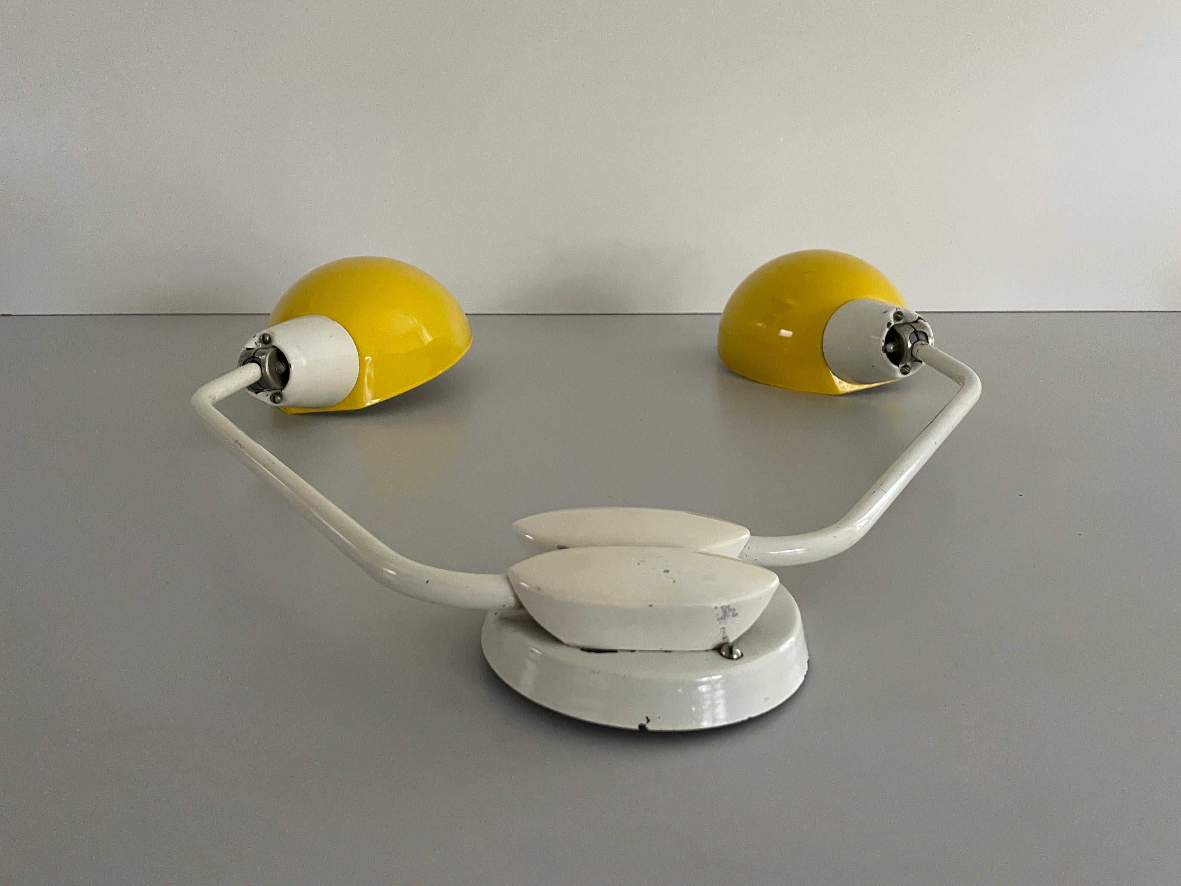 Gelb-weißer Metall-Doppelschirm Großer einzelner Wandleuchter, 1950er Jahre, Italien (Moderne der Mitte des Jahrhunderts) im Angebot
