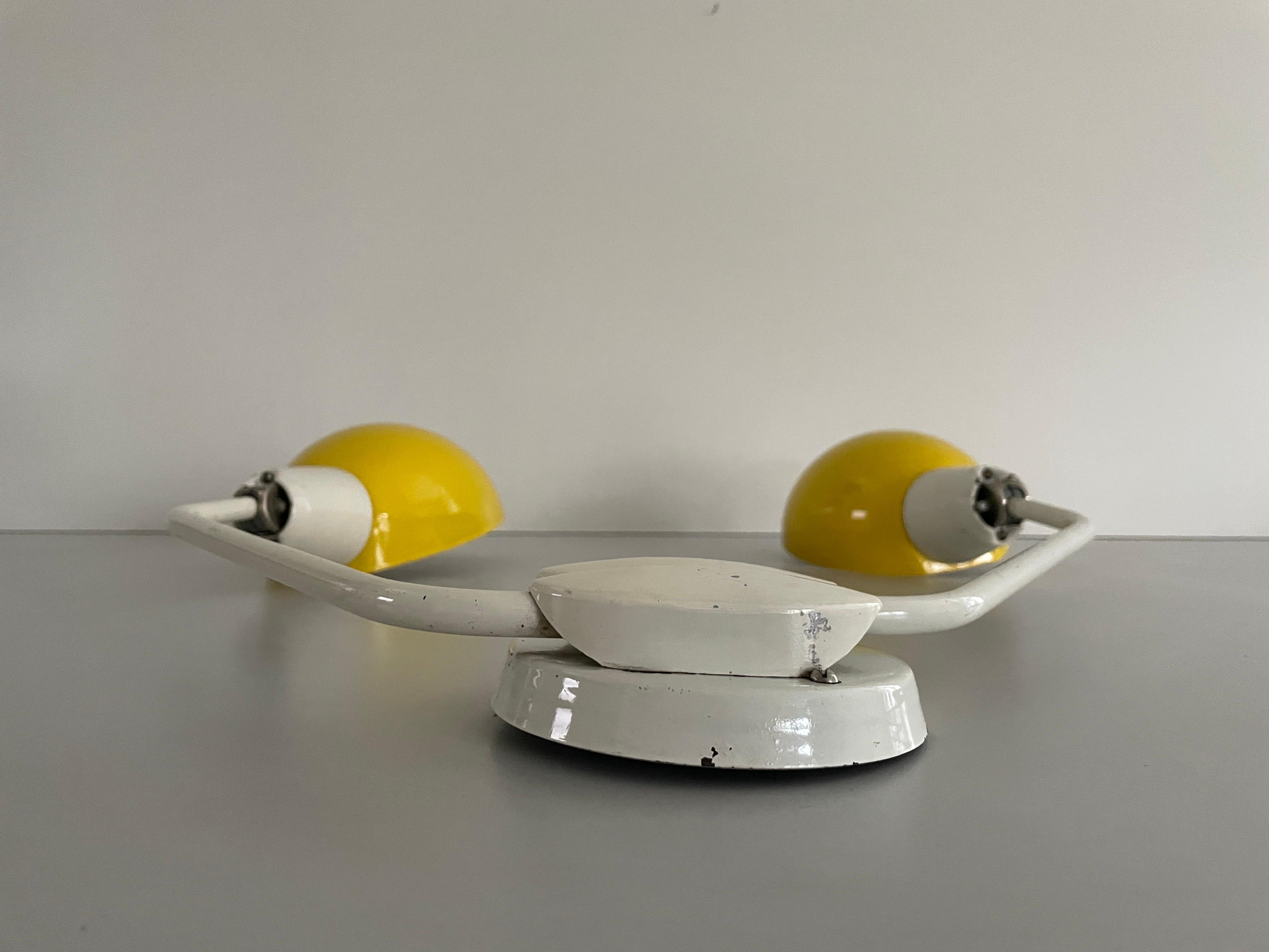 Gelb-weißer Metall-Doppelschirm Großer einzelner Wandleuchter, 1950er Jahre, Italien im Zustand „Hervorragend“ im Angebot in Hagenbach, DE