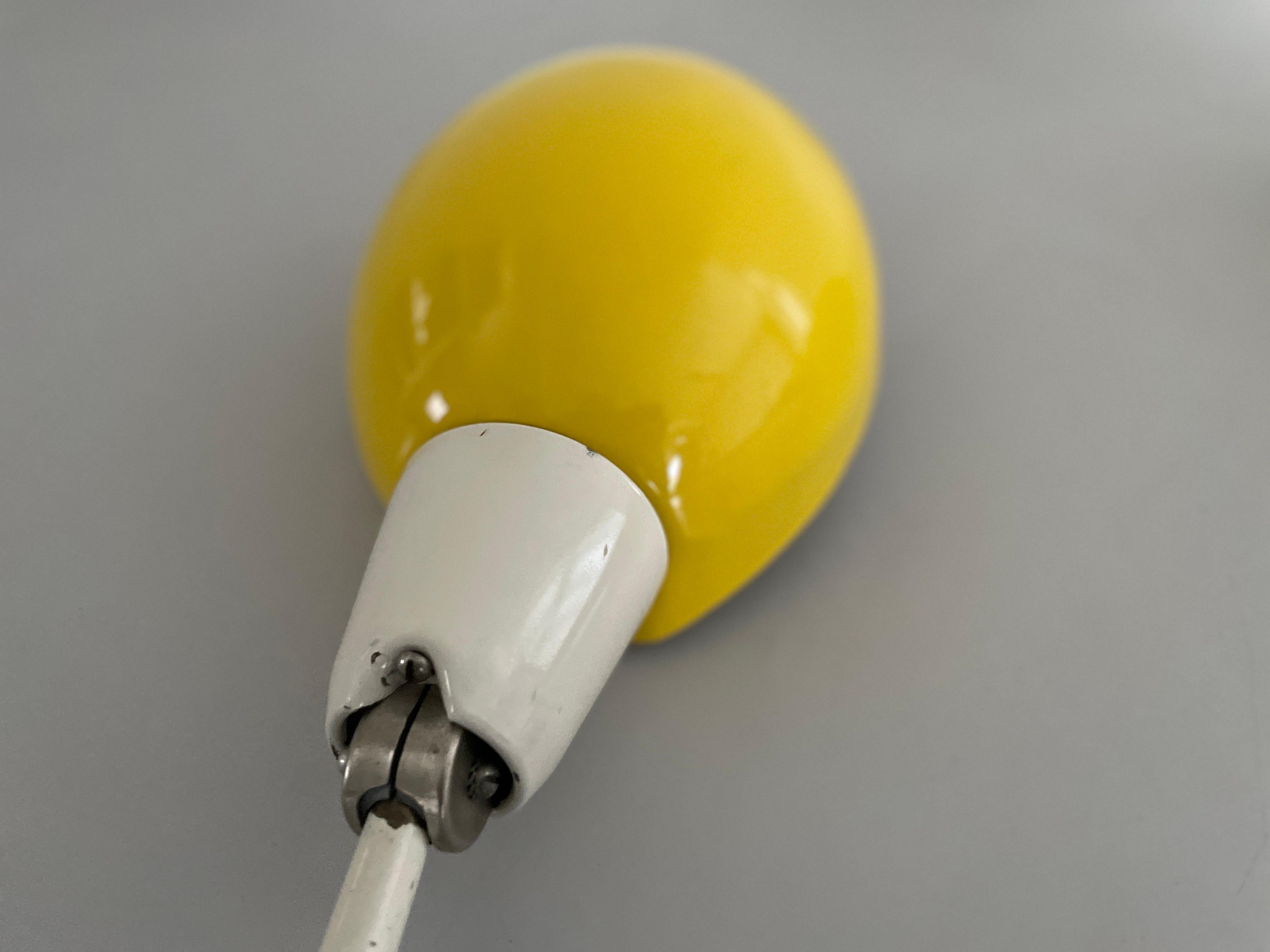Gelb-weißer Metall-Doppelschirm Großer einzelner Wandleuchter, 1950er Jahre, Italien im Angebot 1