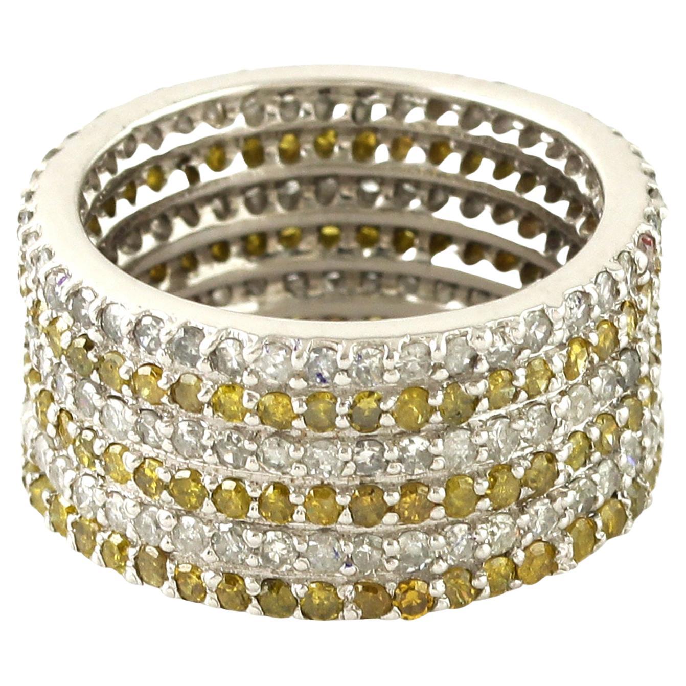 Anillo de oro blanco de 14 quilates con pavé de diamantes amarillos y blancos en venta