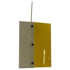 Lámpara colgante de plexiglás amarillo-blanco de Schmelzer Leuchten, años 60, Alemania