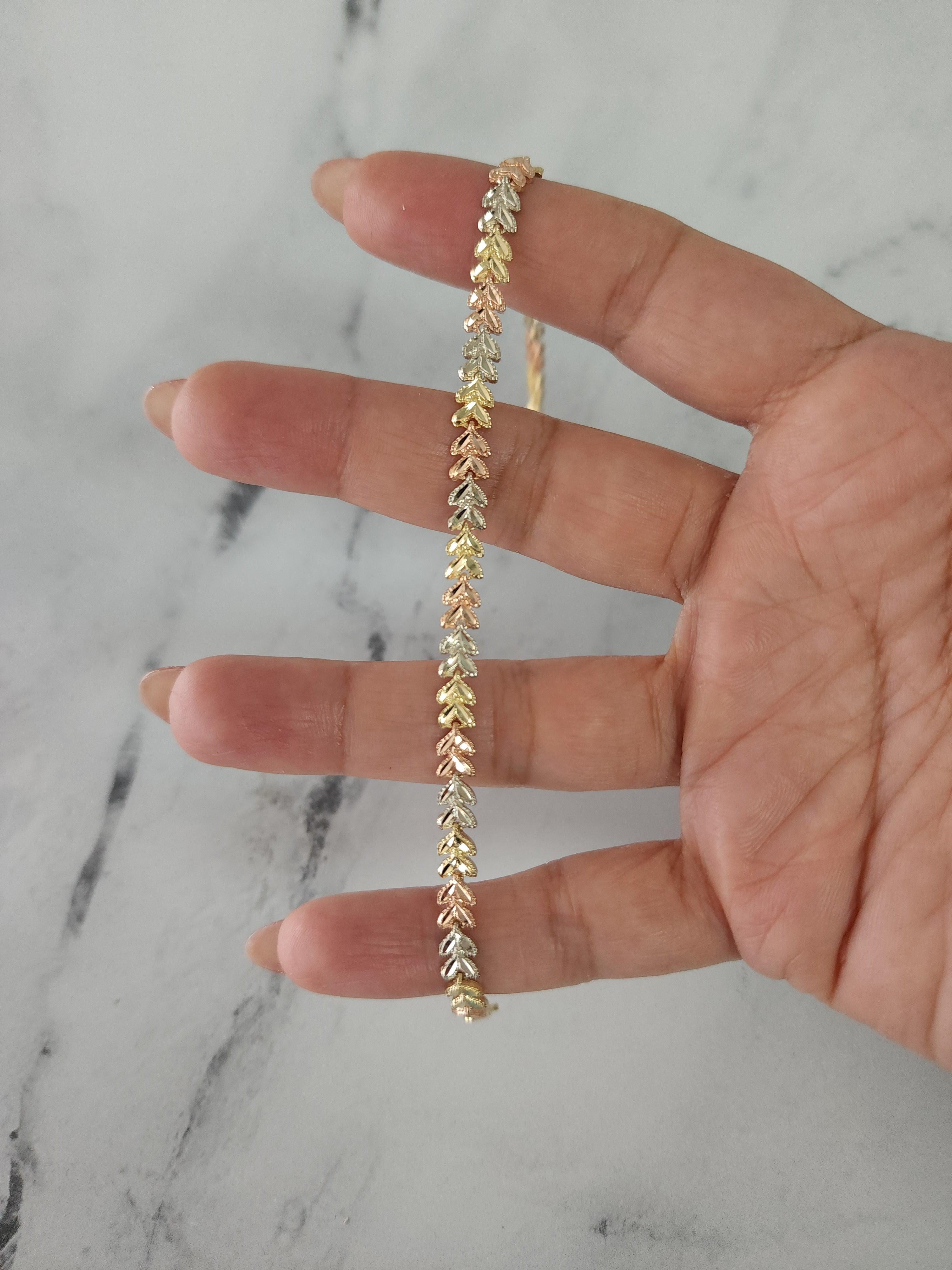 Bracelet en or jaune, blanc et rose à motif de feuilles avec diamants taillés Or 14k Neuf - En vente à Sugar Land, TX