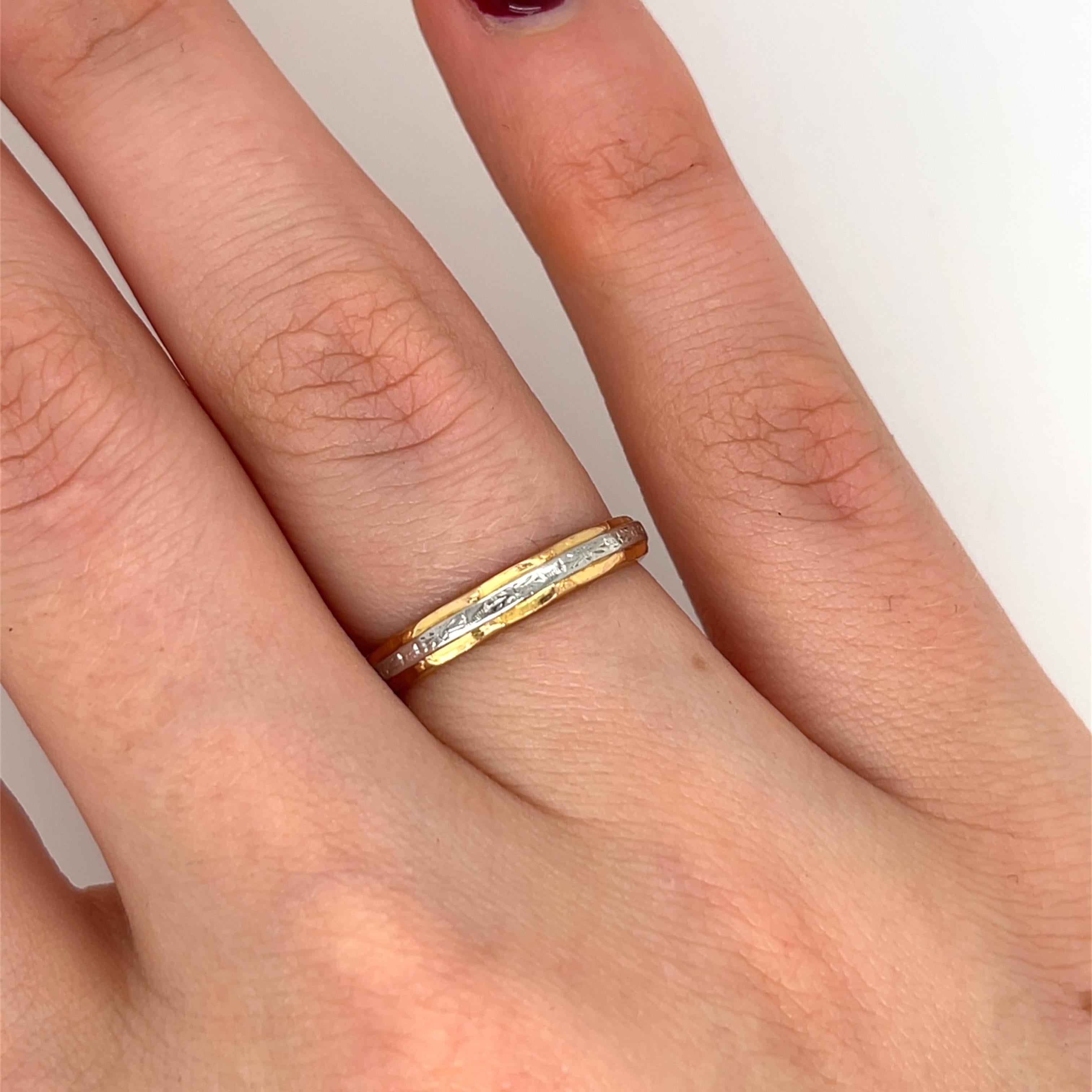 Una squisita fede in oro 22 ct con inserto in platino. Questo pezzo senza tempo presenta intricate incisioni a mano, simbolo di artigianalità ed eleganza,
e questo lo rende un perfetto pegno d'amore e d'impegno.

Larghezza della fascia 22ct: 2,88 mm