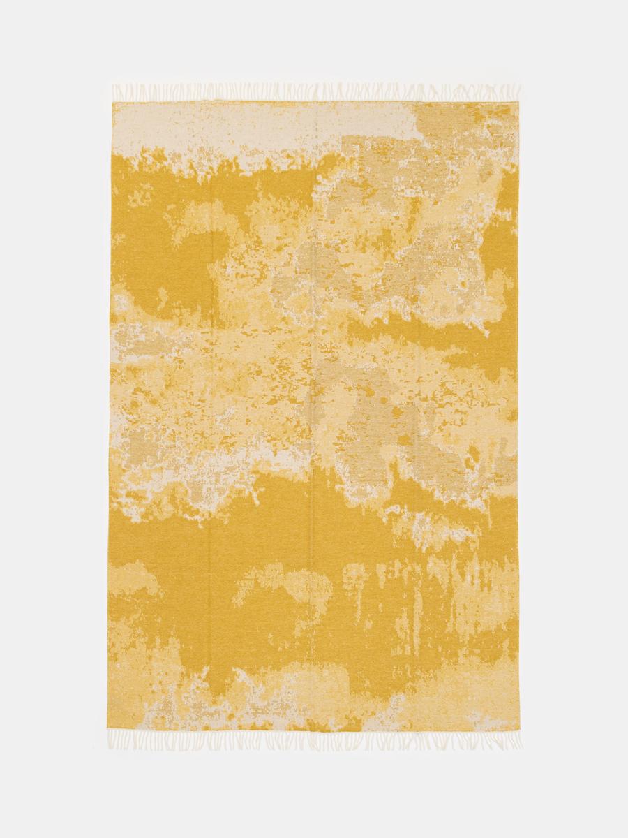 Diese luxuriöse Decke wird in Como, Italien, aus einer Mischung von 85 % Wolle und 15 % Kaschmir hergestellt und ist daher weich, warm und raffiniert in der Struktur. Das Jacquard-Marmor-Muster in leuchtenden Goldgelb- und Elfenbeintönen bringt