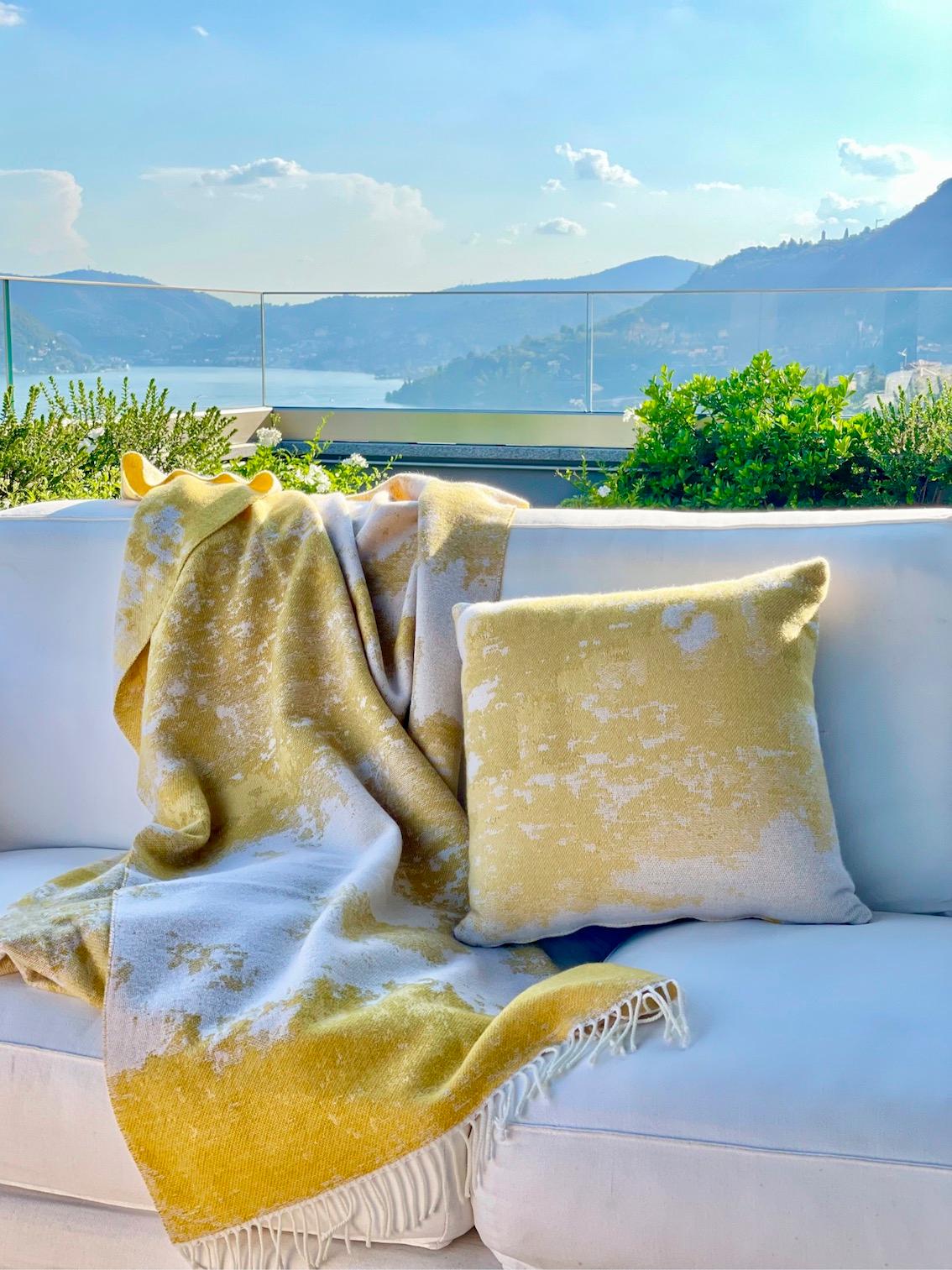 Gelber Überwurf aus Wolle und Kaschmir Made in Italy - Jacquard-Marmoreffekt (Italienisch) im Angebot