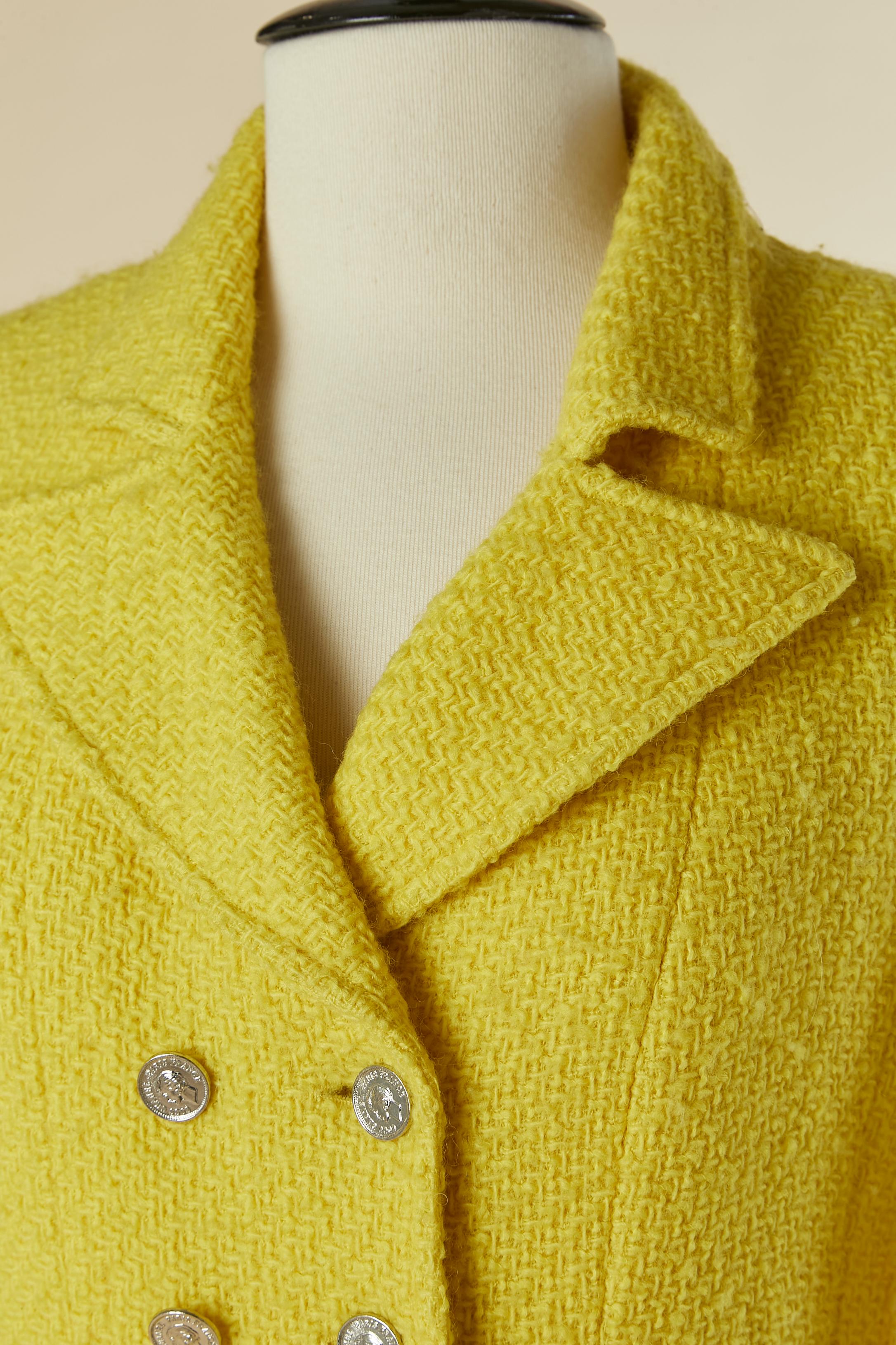 Veste croisée en laine jaune avec bouton en métal doré 