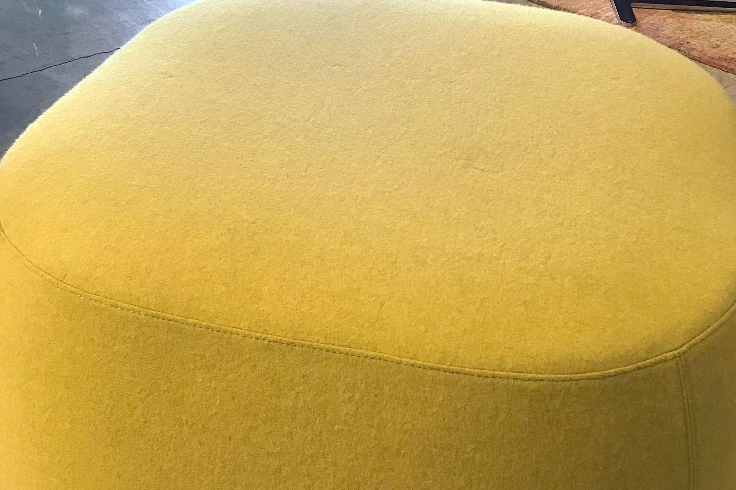 Gelber quadratischer Polsterhocker aus gelber Wolle, Bensen (Moderne)