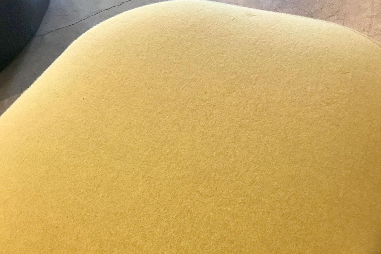 Gelber quadratischer Polsterhocker aus gelber Wolle, Bensen (Italienisch)