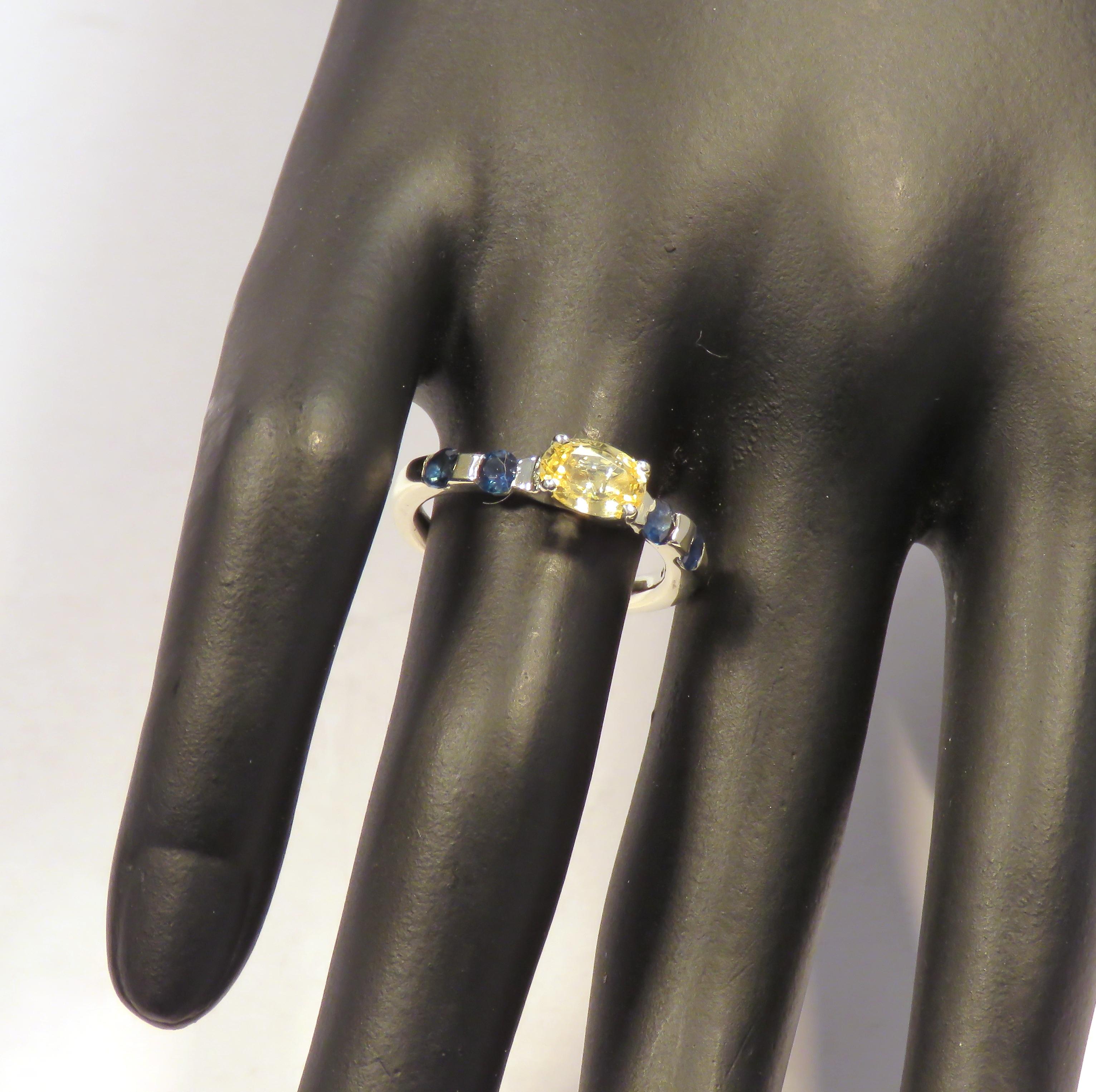 Yellow&Blue Sapphires 9 Karat White Gold Band Ring Handcrafted in Italy  In New Condition For Sale In Milano, IT