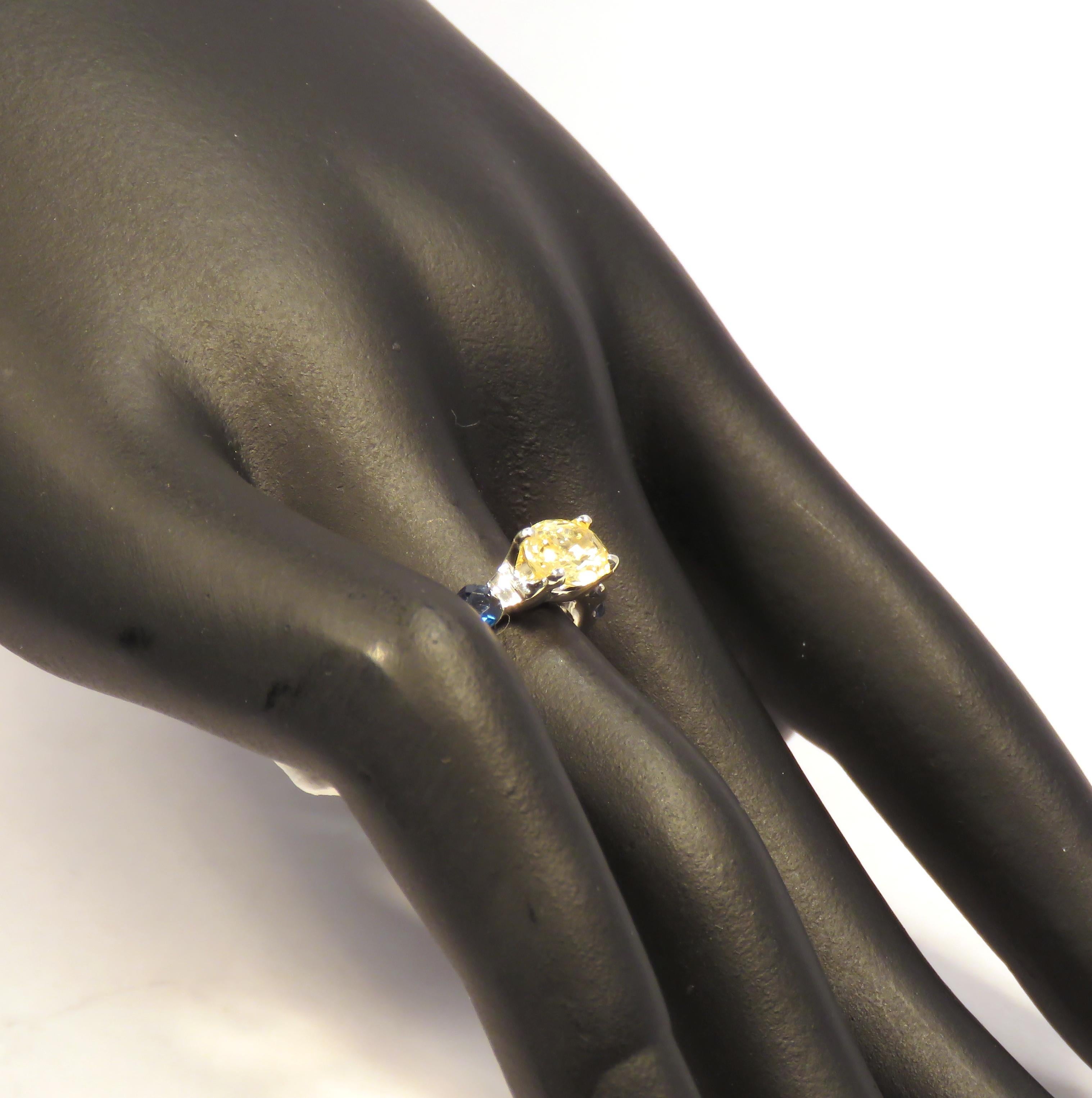 Women's Yellow&Blue Sapphires 9 Karat White Gold Band Ring Handcrafted in Italy  For Sale