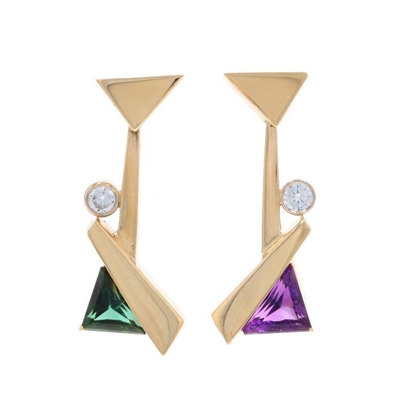 Metallgehalt: 14k Gelbgold & 14k Weißgold

Informationen zu Stein

Natürlicher Amethyst
Karat(e): .60ct
Schnitt: Dreieck
Farbe: Lila

Natürlicher Turmalin
Karat(e): .70ct
Schnitt: Dreieck
Farbe: Grün

Natürliche Diamanten
Karat(e): .24ctw
Schliff: