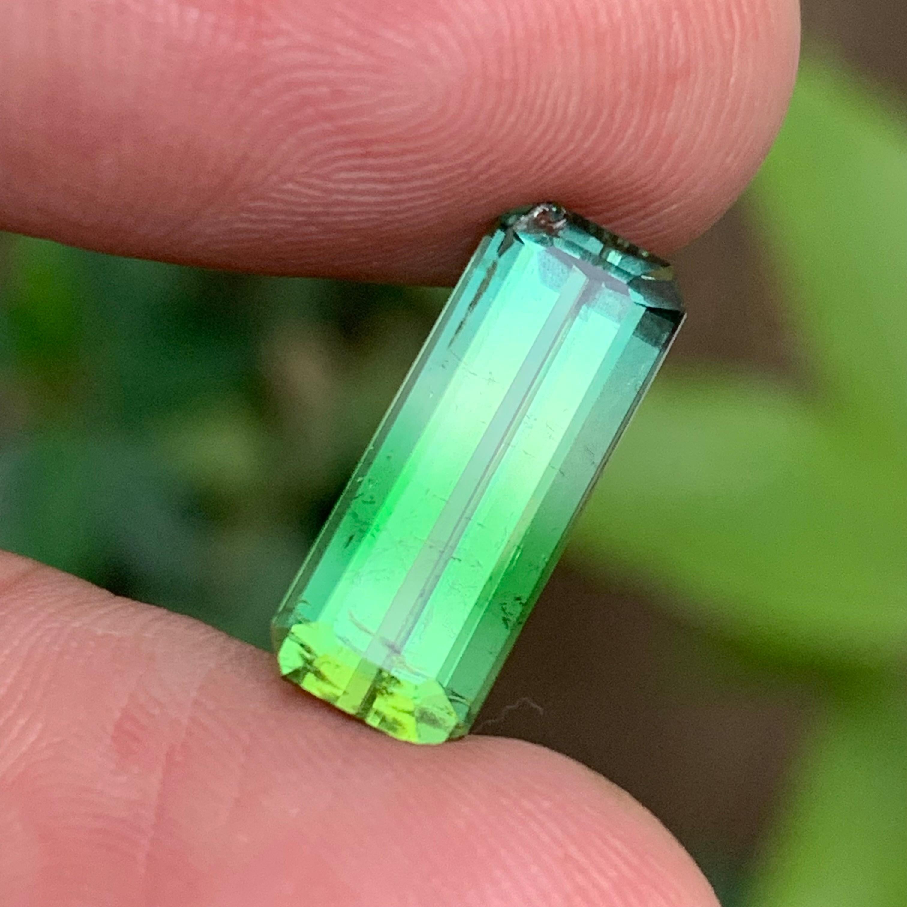 Tourmaline naturelle bicolore vert jaunâtre pour bague, bracelet, collier, pendentif ou tout autre bijou - taille émeraude de Kunar Afghanistan !

💎 TYPE DE PIERRE PRÉCIEUSE : Tourmaline
⚖️ POIDS :  4,80 Carats
🪚 SHAPE & CUT : Taille émeraude
📏
