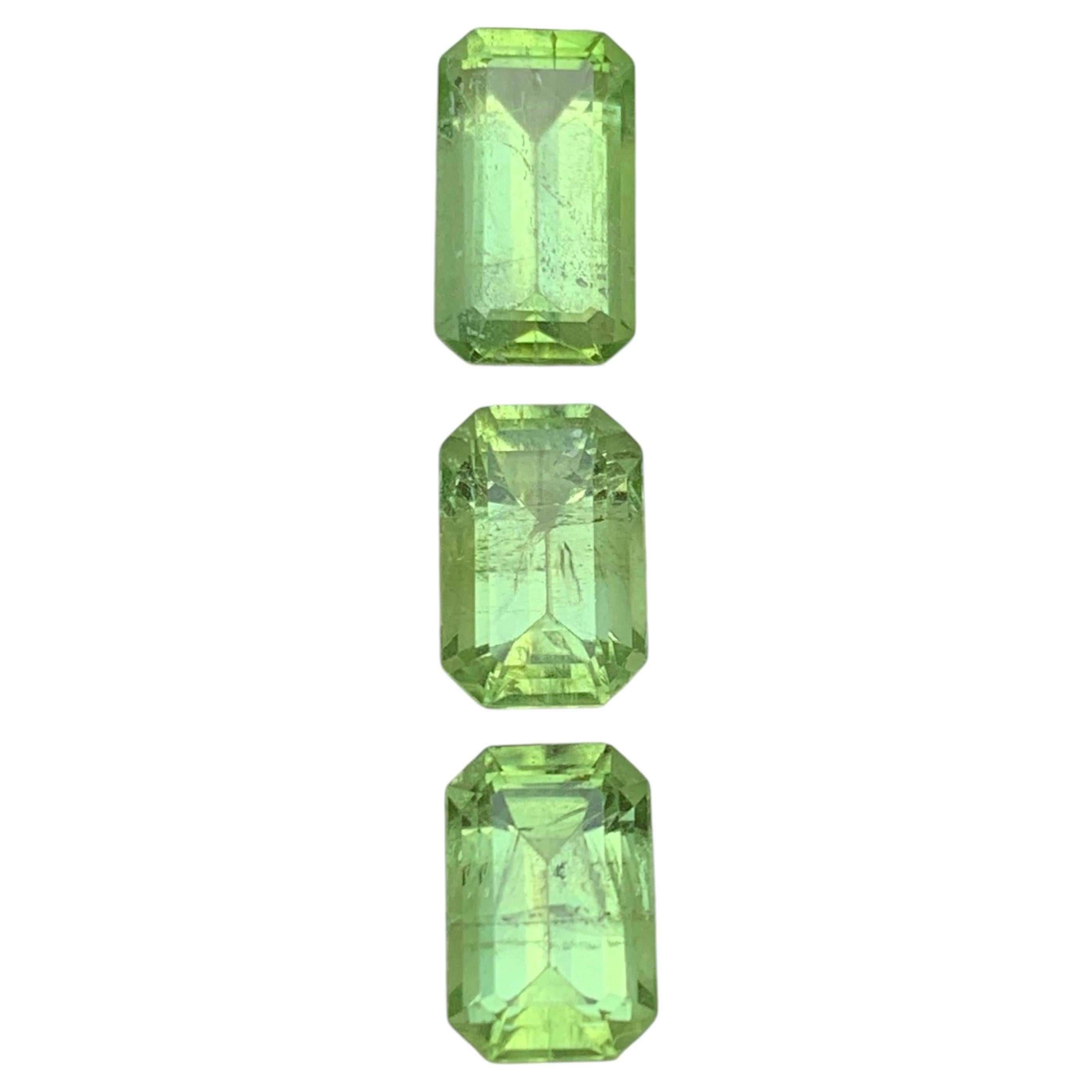 Gelblich-grüner natürlicher Peridot, 6,76 Karat, Smaragdschliff, lose Edelsteine, Paket im Angebot