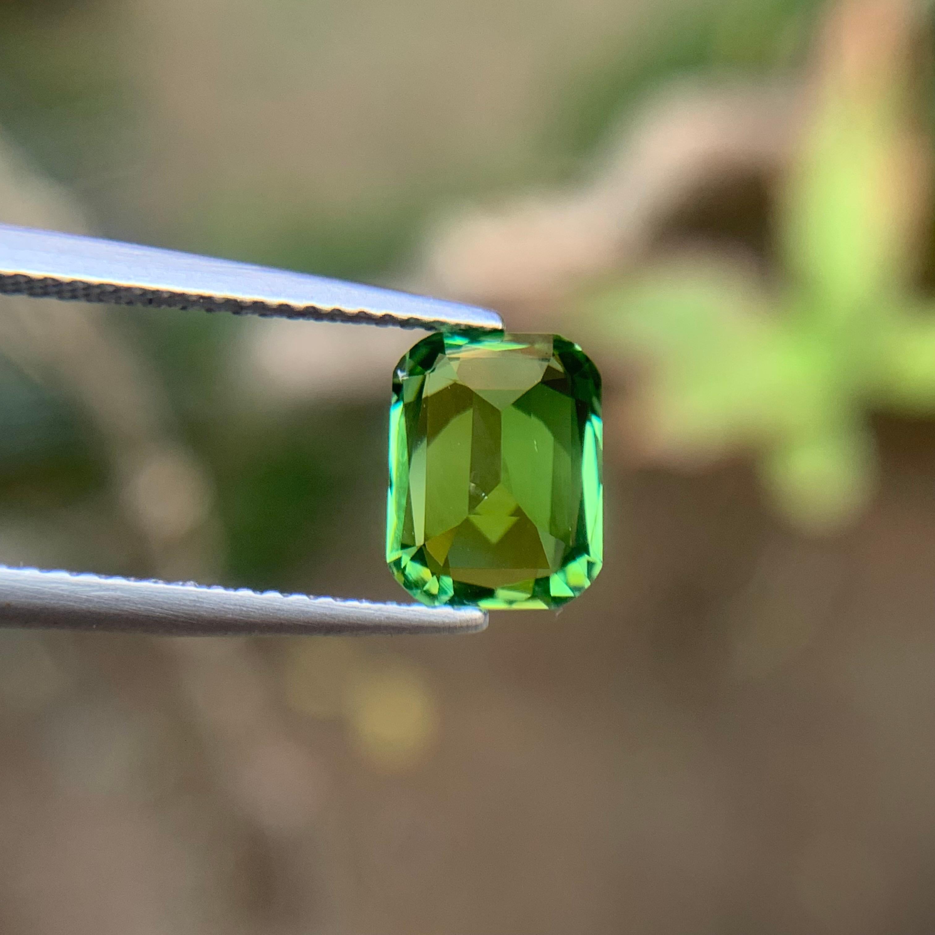 Gelblich grüner Turmalin 2,62 Karat Natürlicher Turmalin Loser Edelstein Cushion-Schliff im Zustand „Neu“ im Angebot in Peshawar, PK