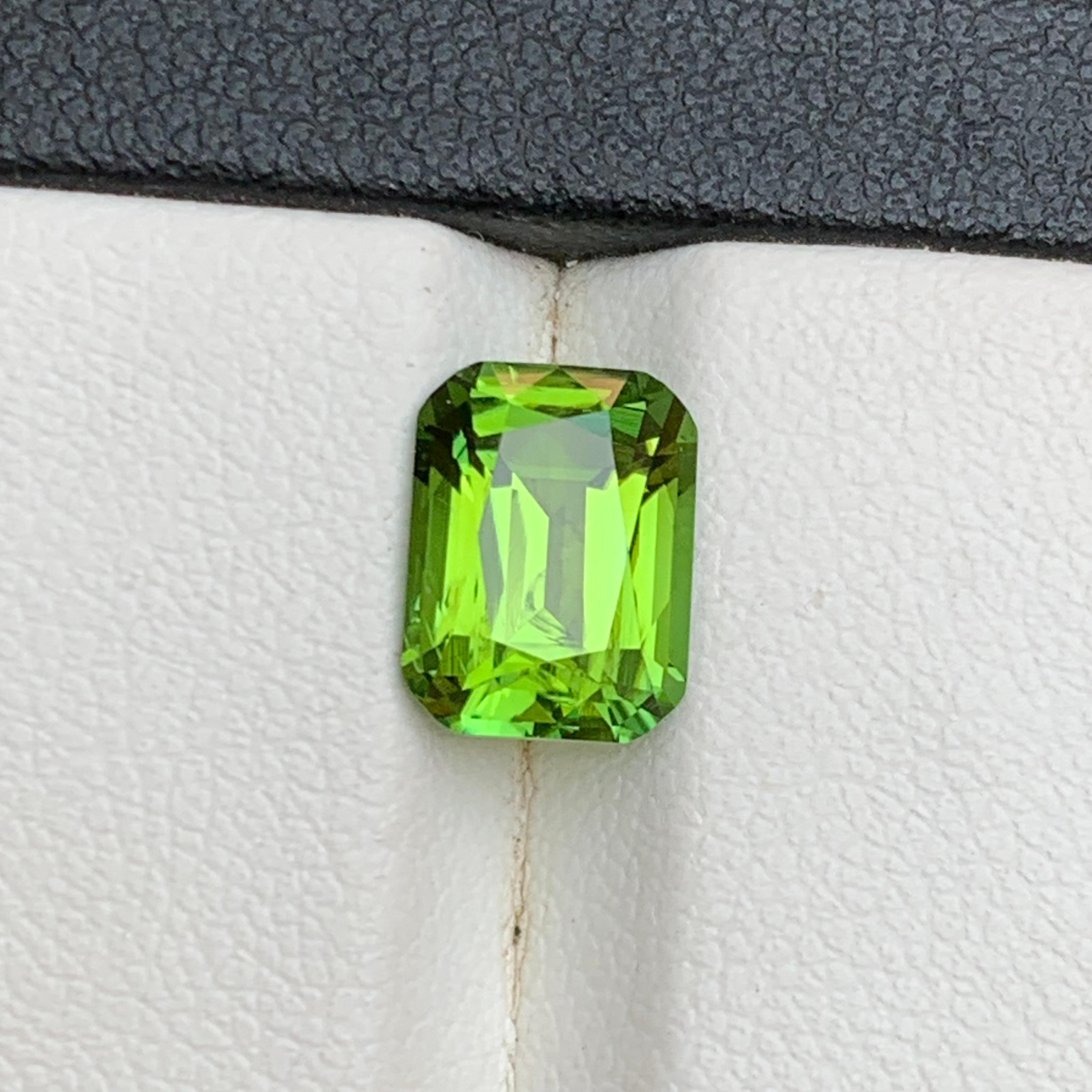 Gelblich grüner Turmalin 2,62 Karat Natürlicher Turmalin Loser Edelstein Cushion-Schliff für Damen oder Herren im Angebot