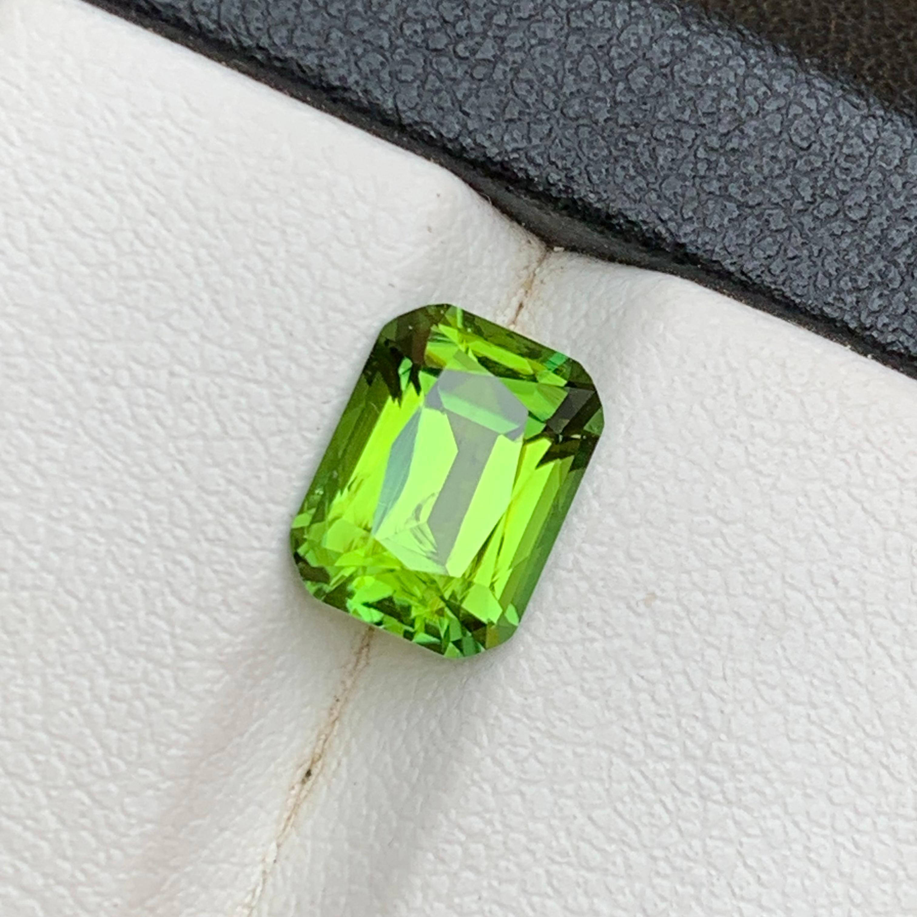 Gelblich grüner Turmalin 2,62 Karat Natürlicher Turmalin Loser Edelstein Cushion-Schliff im Angebot 1