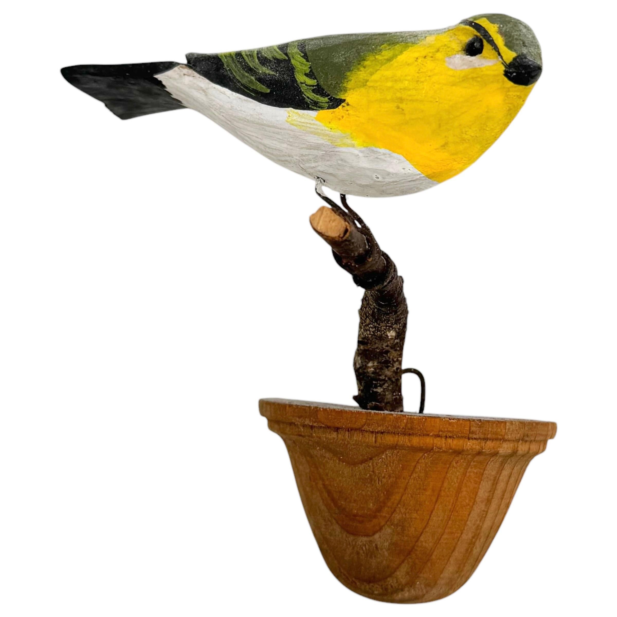 Autrichien Yellowthrows Vichtauer Oiseau en bois sculpté à la main Black Forest Folk Art Austria 1900s en vente