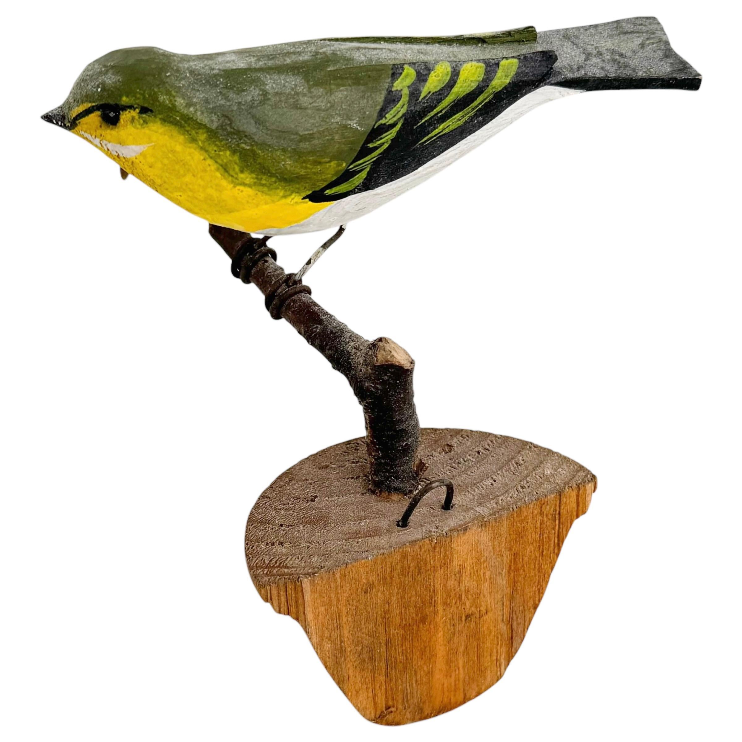 Sculpté à la main Yellowthrows Vichtauer Oiseau en bois sculpté à la main Black Forest Folk Art Austria 1900s en vente